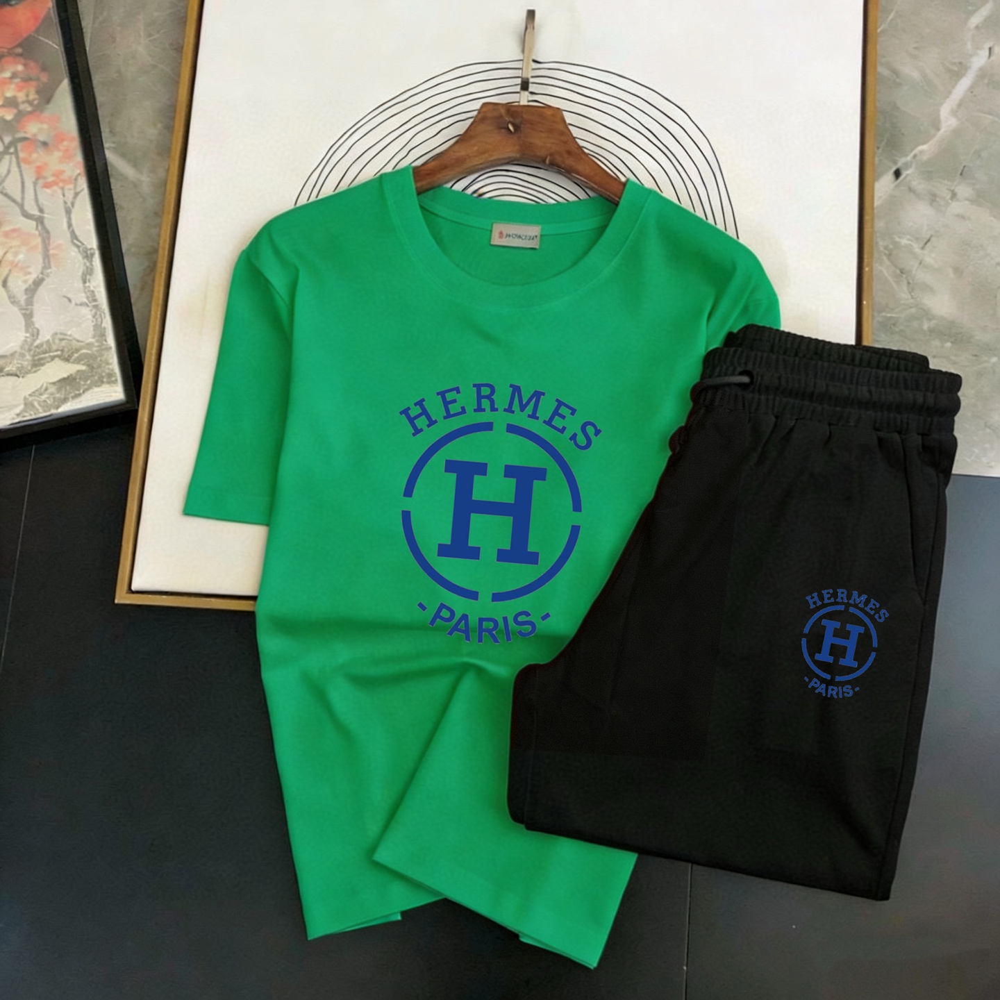 Hermès 品牌：爱马仕 2026新款男士短袖短裤套装 销售 市面高端版本 手感细腻柔软 让你穿着更加舒适 立体裁剪版型超赞 尺码:M-5XL下单请报身高体重