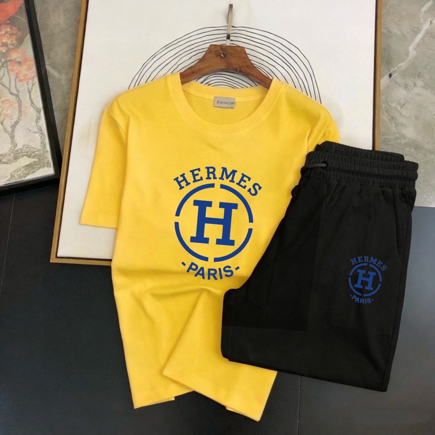 Hermès 品牌：爱马仕 2026新款男士短袖短裤套装 销售 市面高端版本 手感细腻柔软 让你穿着更加舒适 立体裁剪版型超赞 尺码:M-5XL下单请报身高体重