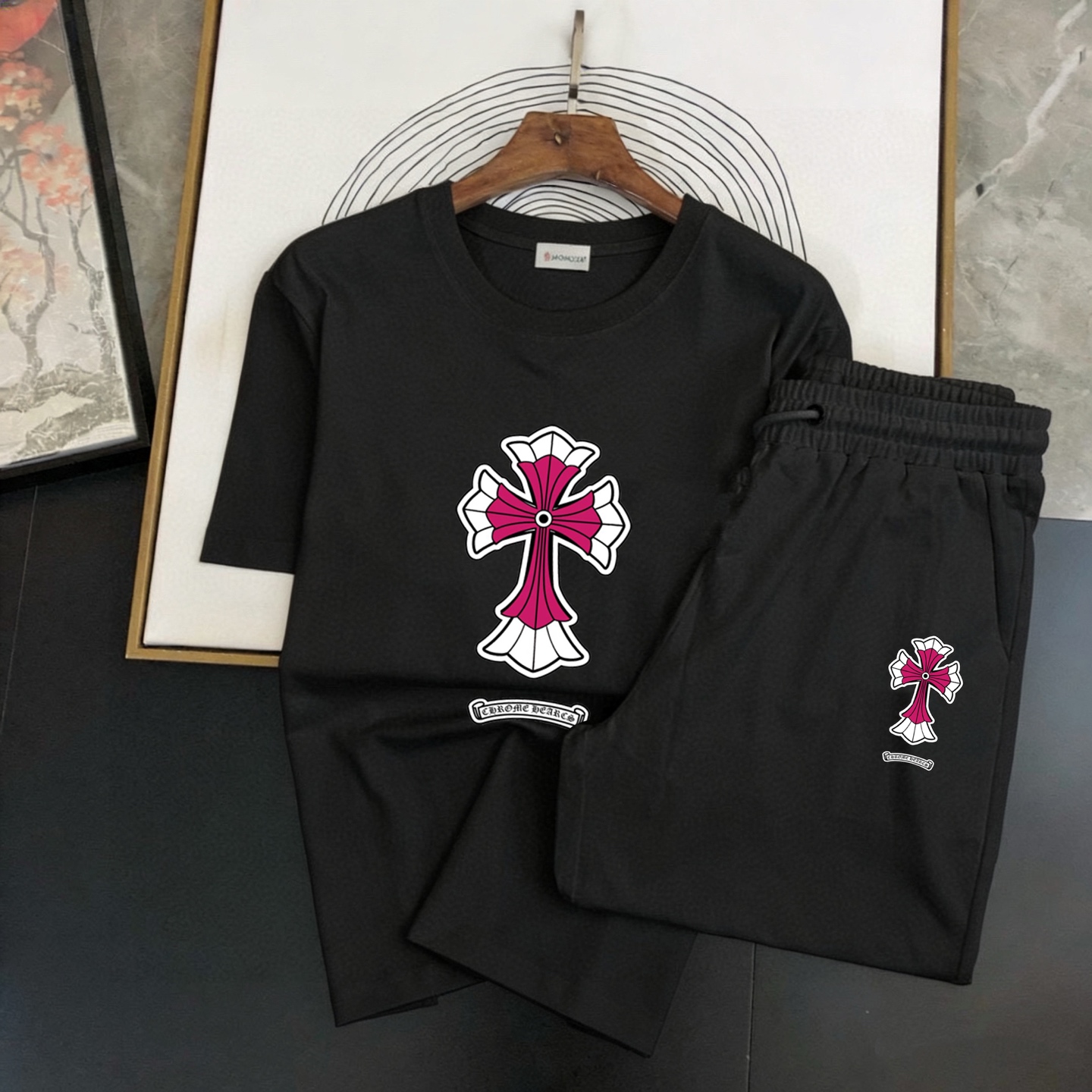 Chrome Hearts 品牌：克罗心 2026新款男士短袖短裤套装 销售 市面高端版本 手感细腻柔软 让你穿着更加舒适 立体裁剪版型超赞 尺码:M-5XL下单请报身高体重