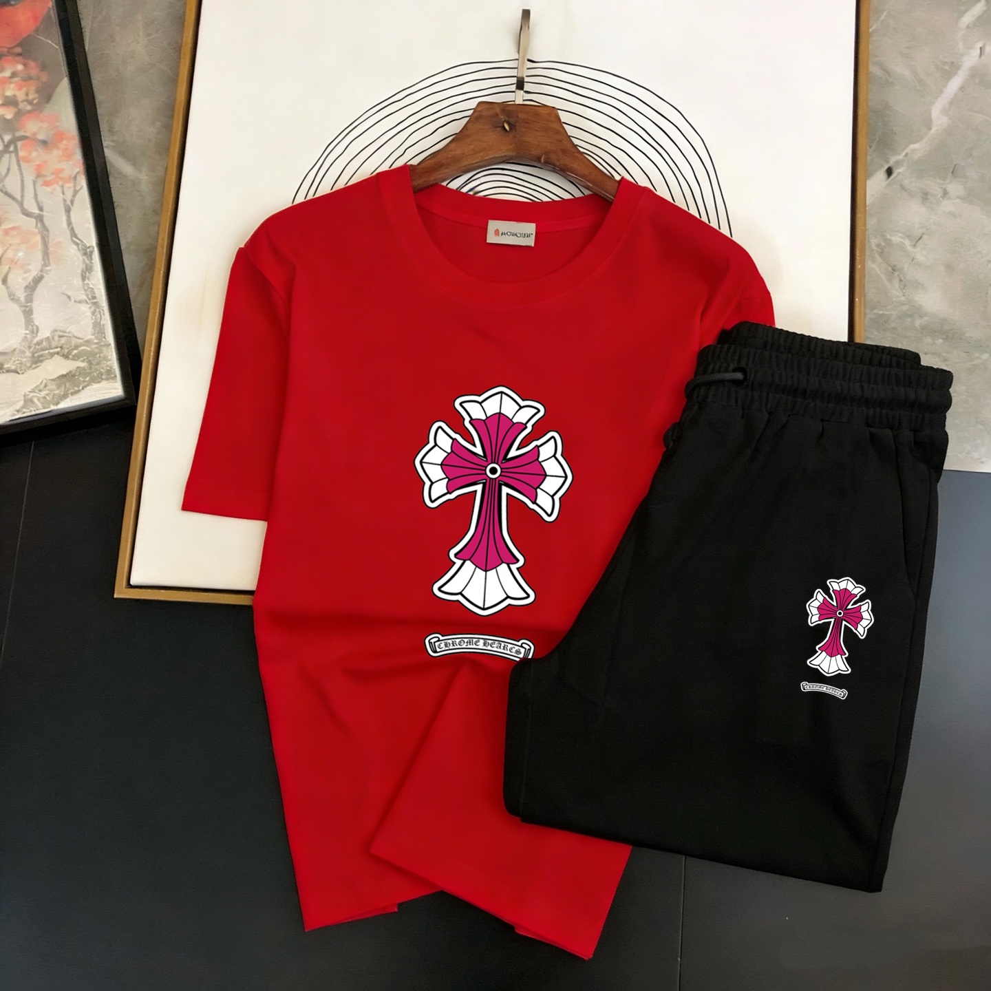 Chrome Hearts 品牌：克罗心 2026新款男士短袖短裤套装 销售 市面高端版本 手感细腻柔软 让你穿着更加舒适 立体裁剪版型超赞 尺码:M-5XL下单请报身高体重