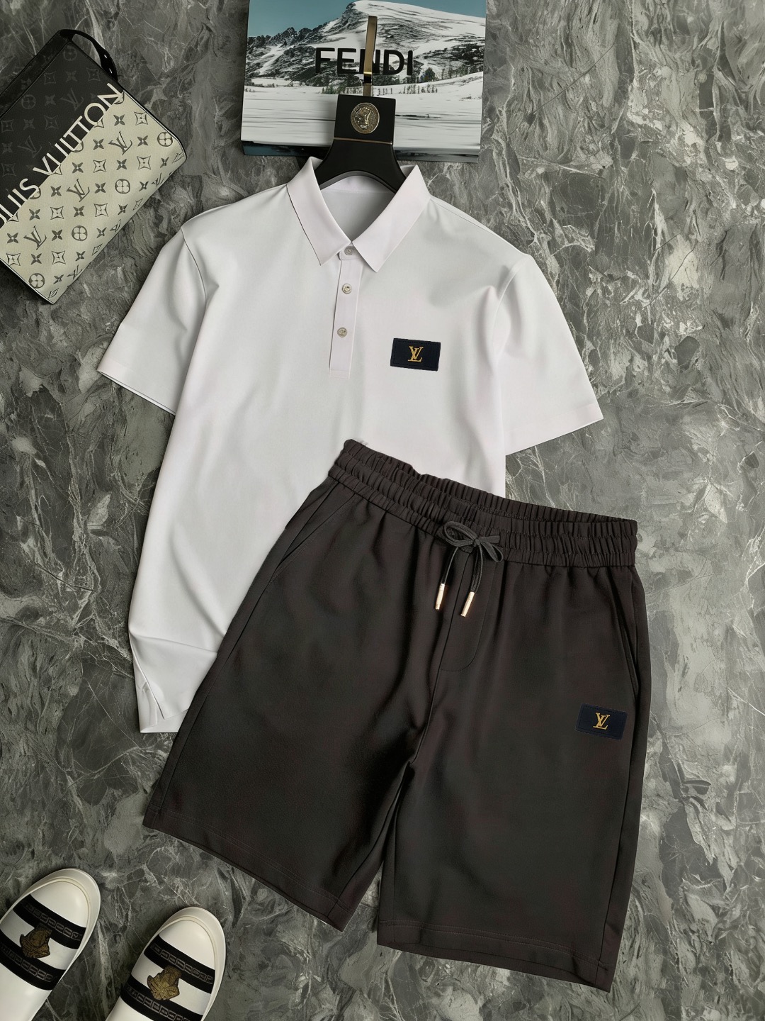 Louis Vuitton 品牌： LV 2026 世界知名奢侈品牌 夏季男士高品质 货翻领套装 采用进口 面料