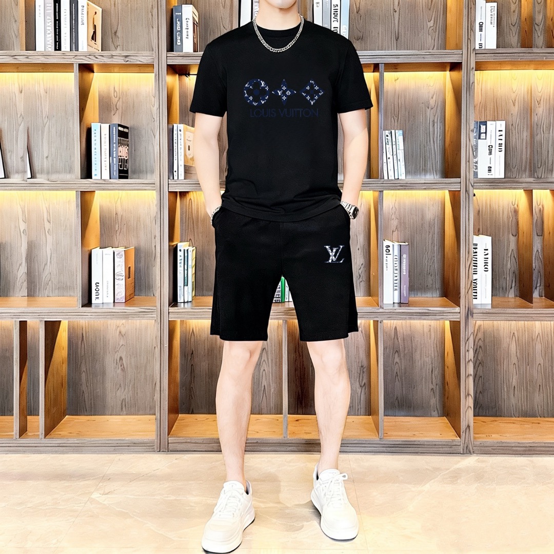 Unknown 品牌：LV 2026新款男士短袖短裤套装 销售 市面高端版本 手感细腻柔软 让你穿着更加舒适 立体裁剪版型超赞 尺码:M-5XL下单请报身高体重