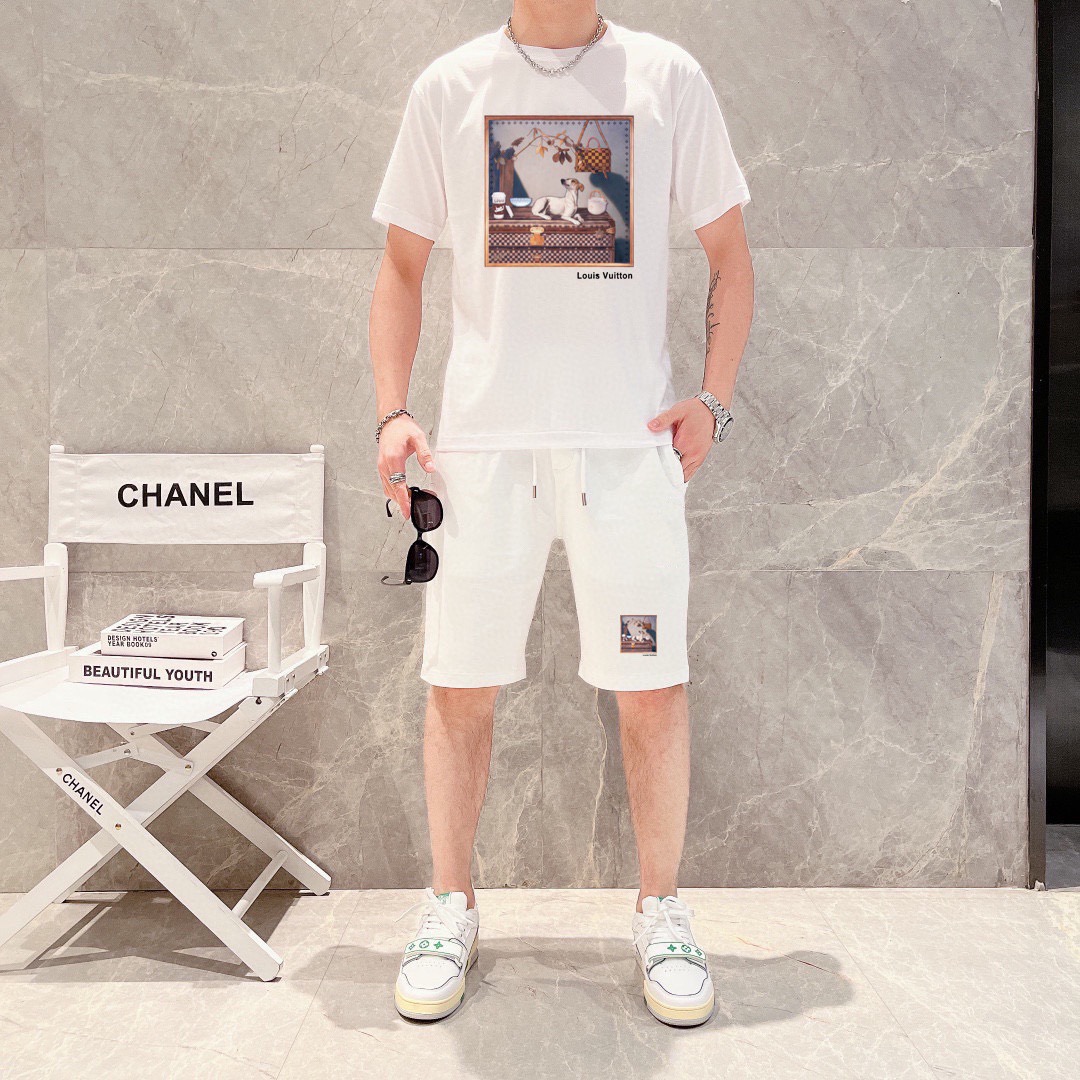 Unknown 品牌：LV 2026新款男士短袖短裤套装 销售 市面高端版本 手感细腻柔软 让你穿着更加舒适 立体裁剪版型超赞 尺码:M-5XL下单请报身高体重