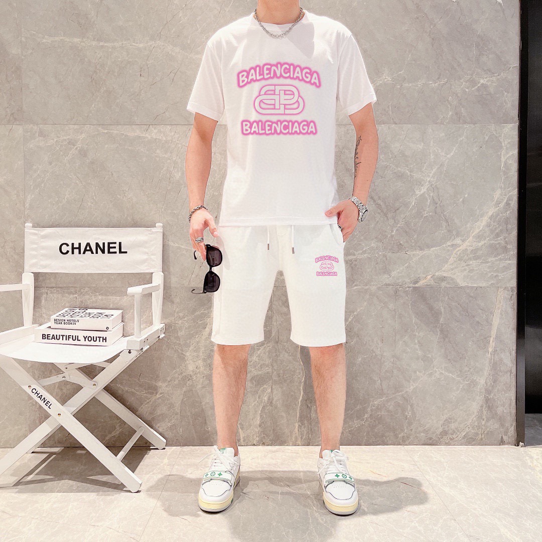 Balenciaga 品牌：巴黎世家 2026新款男士短袖短裤套装 销售 市面高端版本 手感细腻柔软 让你穿着更加舒适 立体裁剪版型超赞 尺码:M-5XL下单请报身高体重