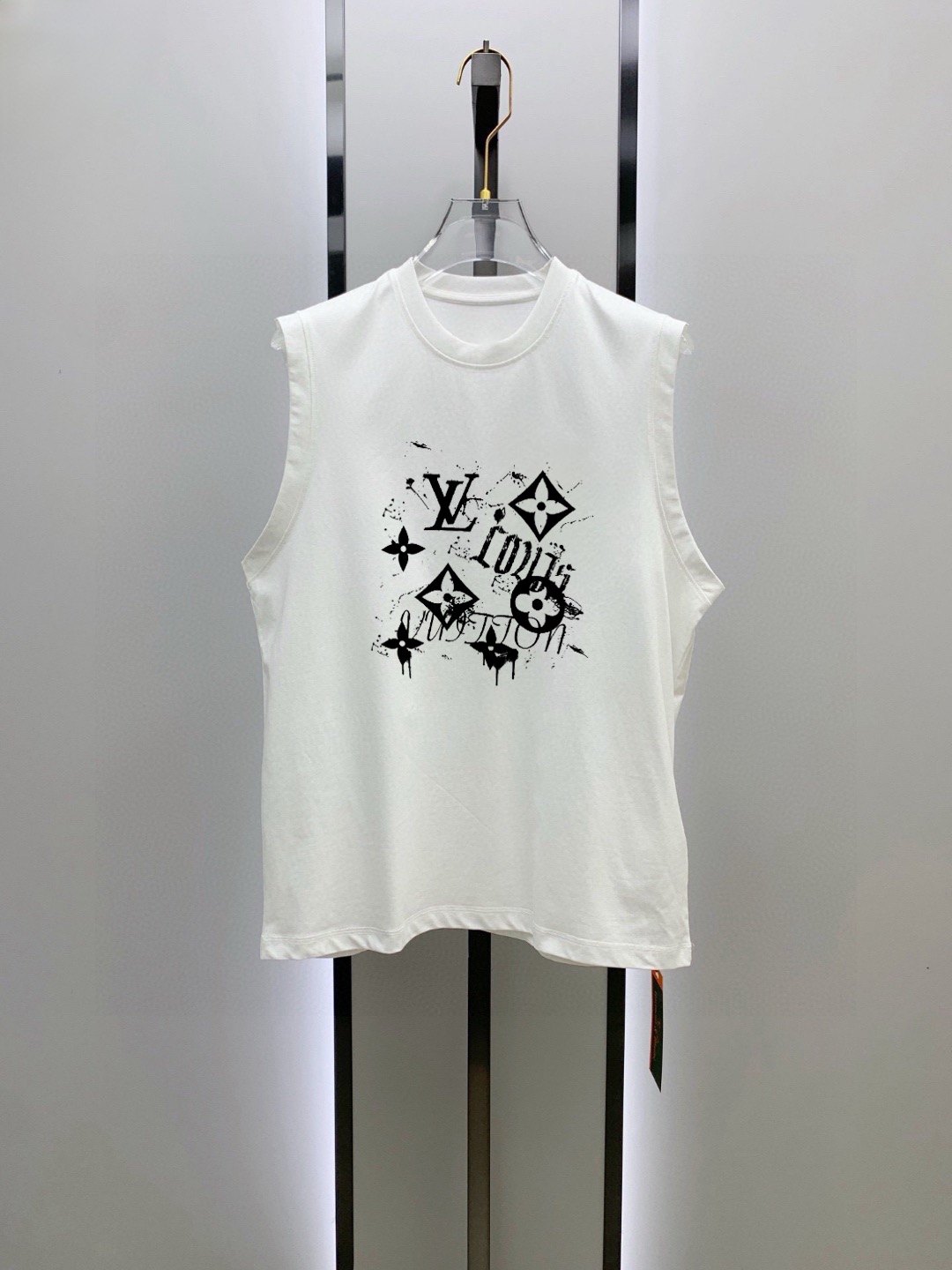 Unknown 品牌：LV 2026夏季新品背心T袖 简约款式 任何人都可以轻松驾驶 进口定制丝光棉面料 手软舒适有型 吸汗透气