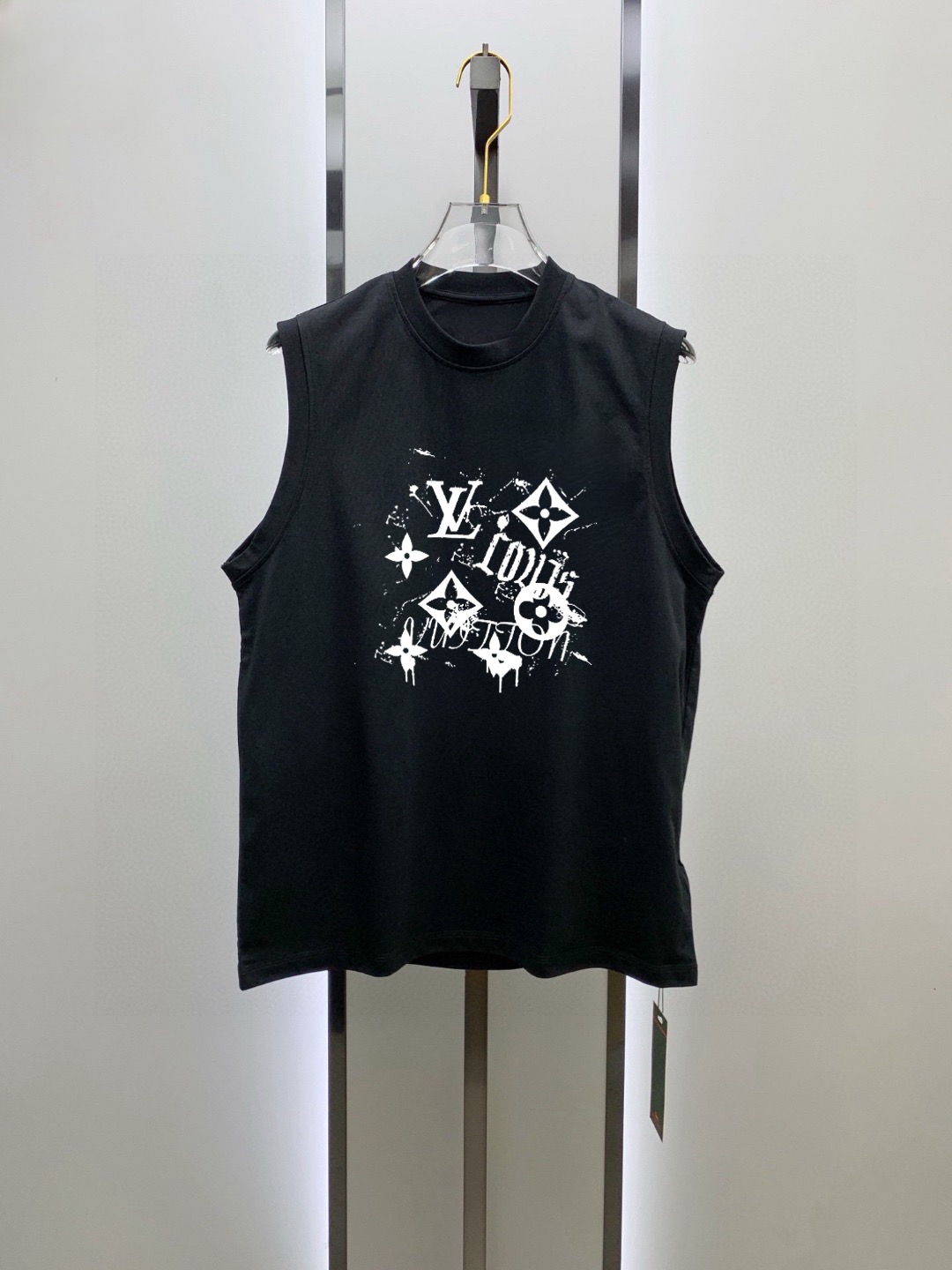 Unknown 品牌：LV 2026夏季新品背心T袖 简约款式 任何人都可以轻松驾驶 进口定制丝光棉面料 手软舒适有型 吸汗透气