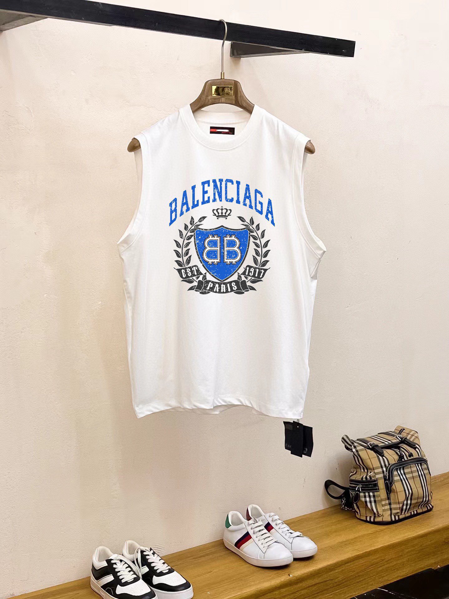 Balenciaga 品牌：巴黎世家 2026夏季新品背心T袖 简约款式 任何人都可以轻松驾驶 进口定制丝光棉面料 手软舒适有型 吸汗透气