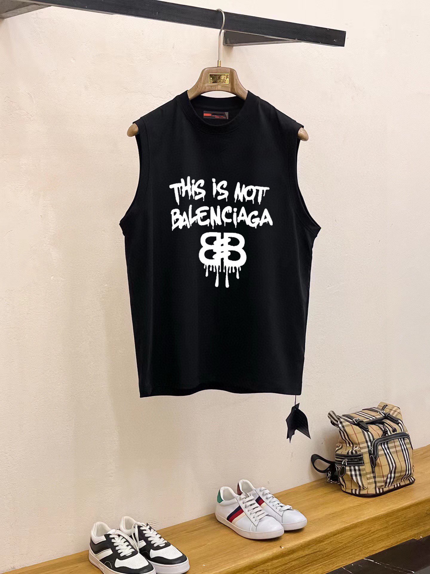 Balenciaga 品牌：巴黎世家 2026夏季新品背心T袖 简约款式 任何人都可以轻松驾驶 进口定制丝光棉面料 手软舒适有型 吸汗透气