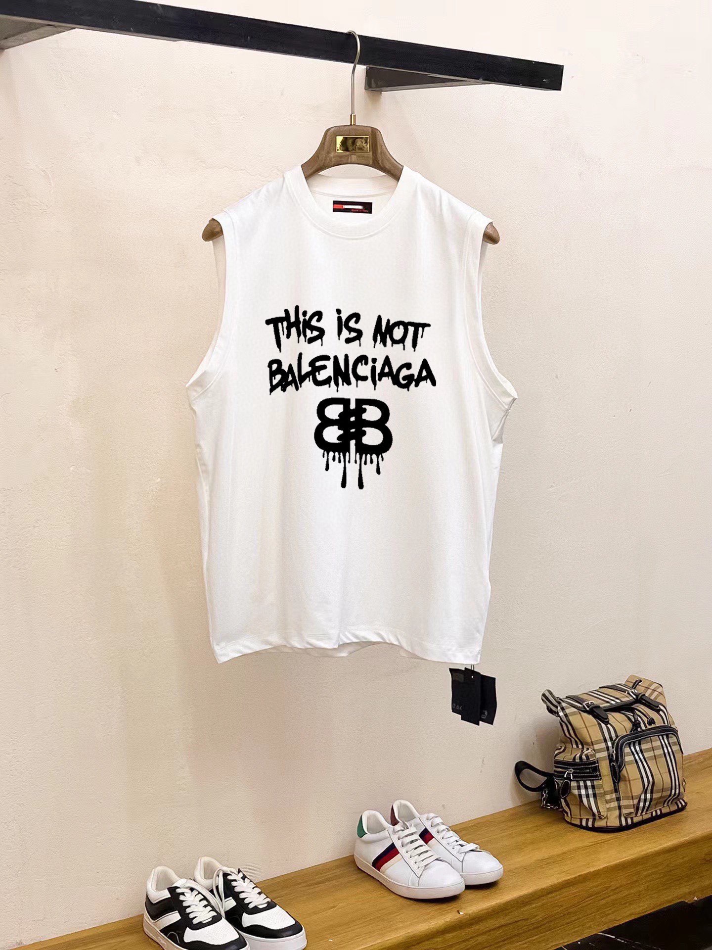 Balenciaga 品牌：巴黎世家 2026夏季新品背心T袖 简约款式 任何人都可以轻松驾驶 进口定制丝光棉面料 手软舒适有型 吸汗透气