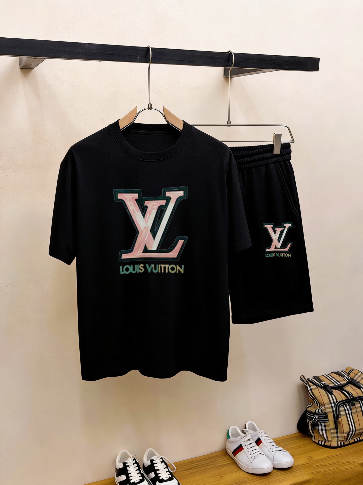 Unknown 品牌：LV 2026新款男士短袖短裤套装 销售 市面高端版本 手感细腻柔软 让你穿着更加舒适 立体裁剪版型超赞 尺码:M-5XL下单请报身高体重