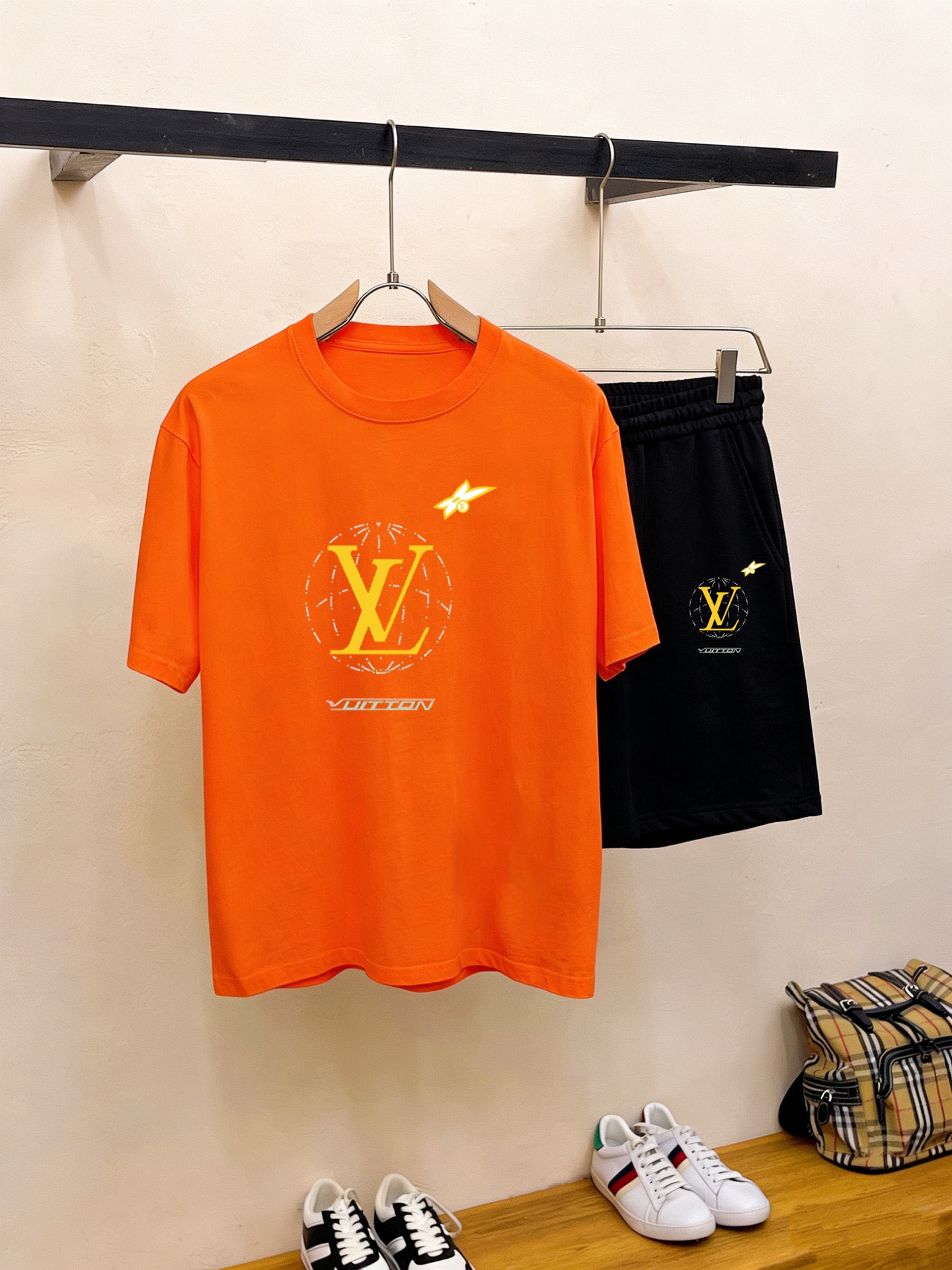 Unknown 品牌：LV 2026新款男士短袖短裤套装 销售 市面高端版本 手感细腻柔软 让你穿着更加舒适 立体裁剪版型超赞 尺码:M-5XL下单请报身高体重