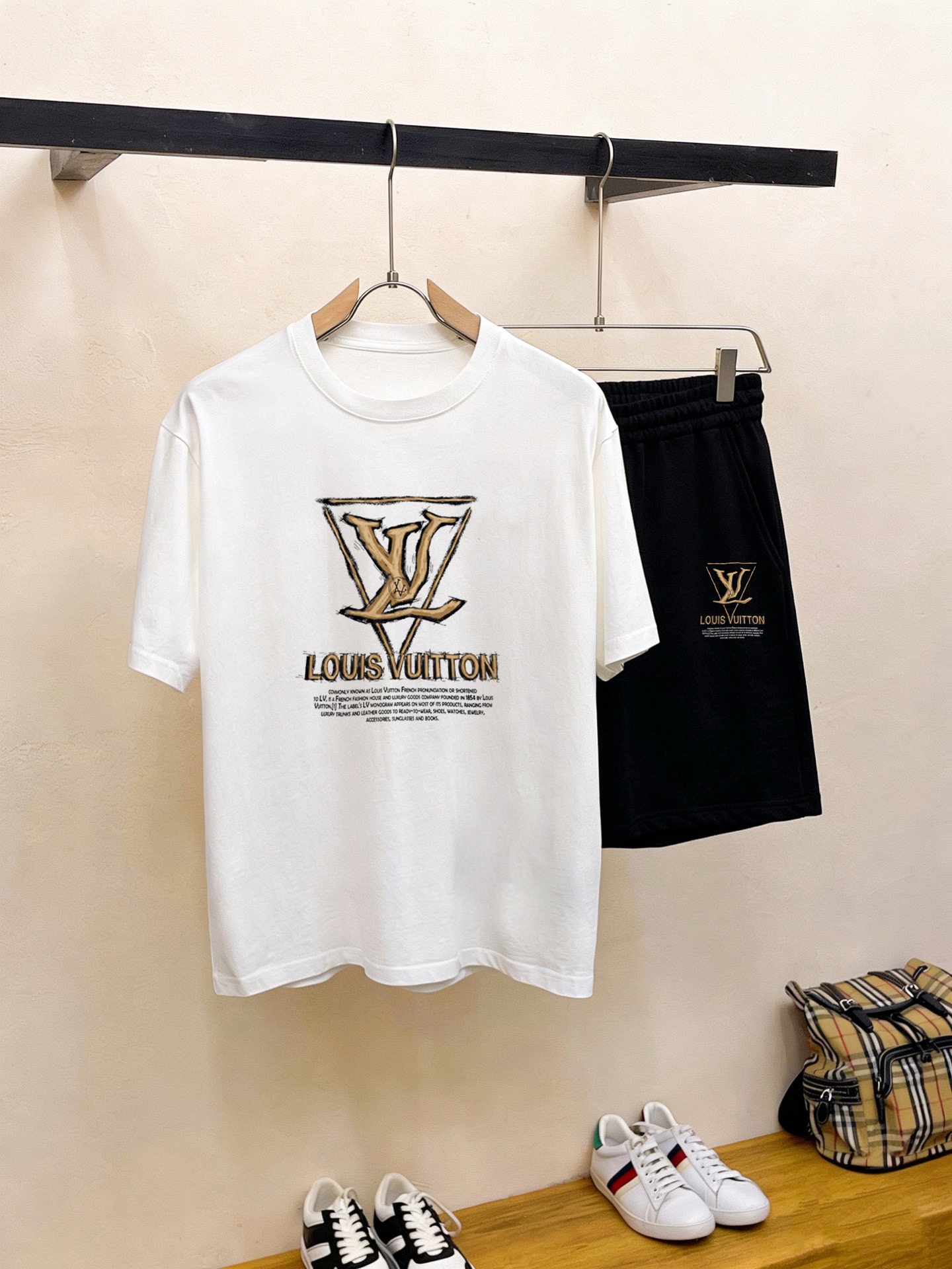 Unknown 品牌：LV 2026新款男士短袖短裤套装 销售 市面高端版本 手感细腻柔软 让你穿着更加舒适 立体裁剪版型超赞 尺码:M-5XL下单请报身高体重