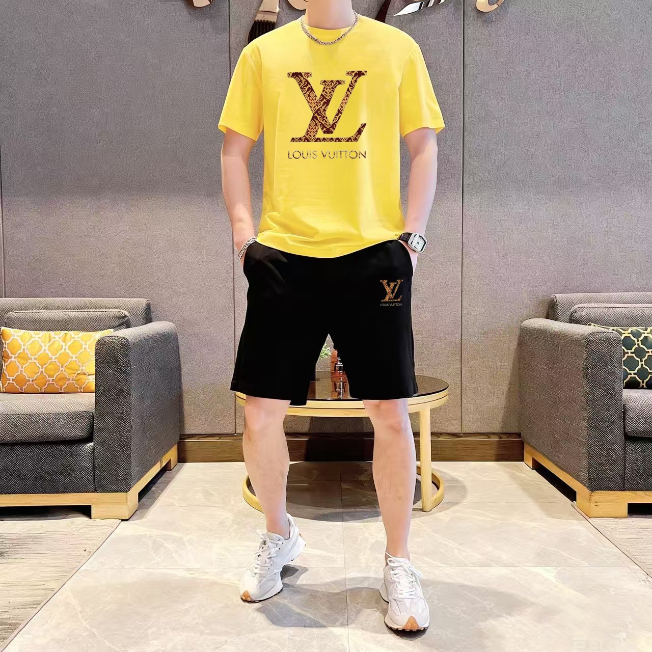 Unknown 品牌：LV 2026新款男士短袖短裤套装 销售 市面高端版本 手感细腻柔软 让你穿着更加舒适 立体裁剪版型超赞 尺码:M-5XL下单请报身高体重