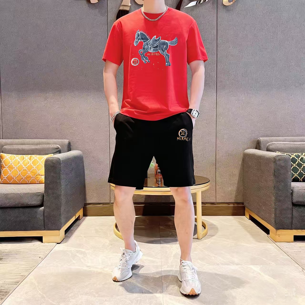 Hermès 品牌：爱马仕 2026新款男士短袖短裤套装 销售 市面高端版本 手感细腻柔软 让你穿着更加舒适 立体裁剪版型超赞 尺码:M-5XL下单请报身高体重