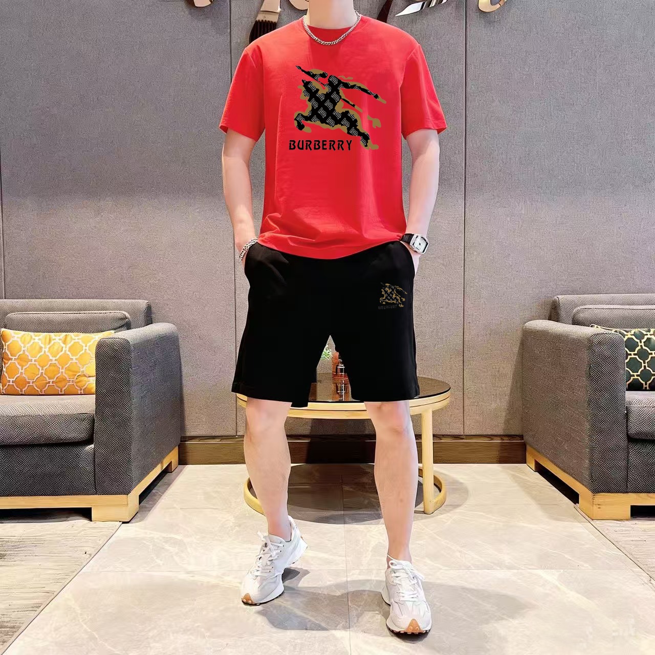 Burberry 品牌：巴宝莉 2026新款男士短袖短裤套装 销售 市面高端版本 手感细腻柔软 让你穿着更加舒适 立体裁剪版型超赞 尺码:M-5XL下单请报身高体重
