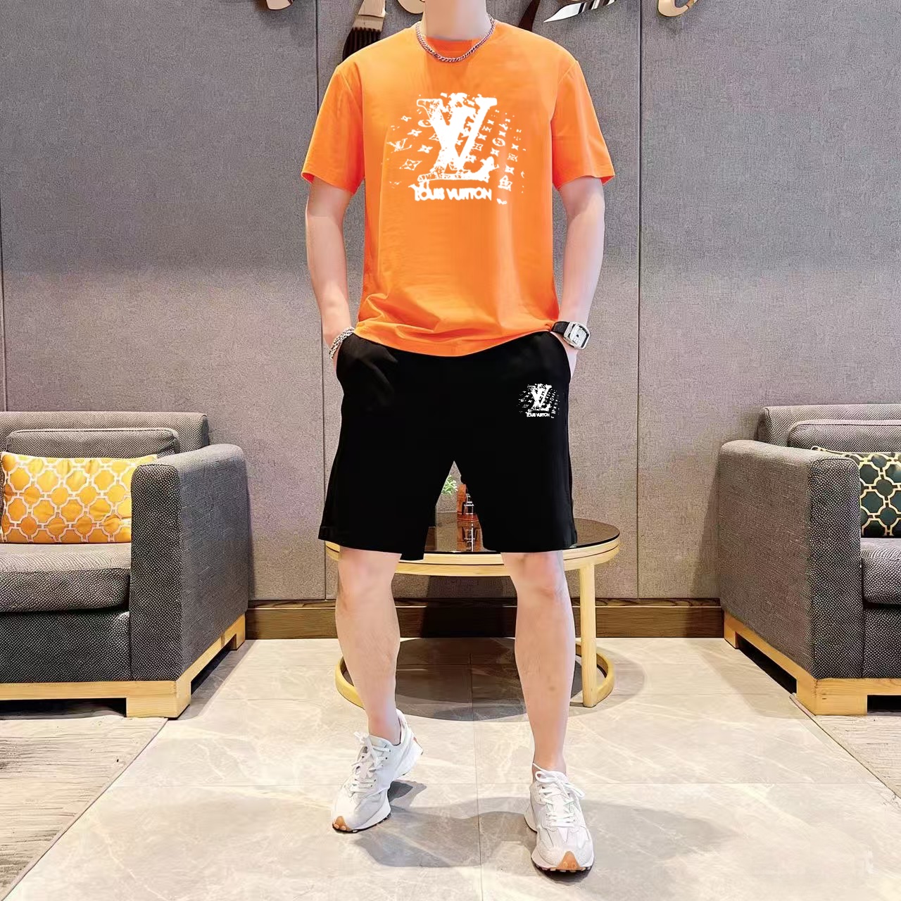 Unknown 品牌：LV 2026新款男士短袖短裤套装 销售 市面高端版本 手感细腻柔软 让你穿着更加舒适 立体裁剪版型超赞 尺码:M-5XL下单请报身高体重
