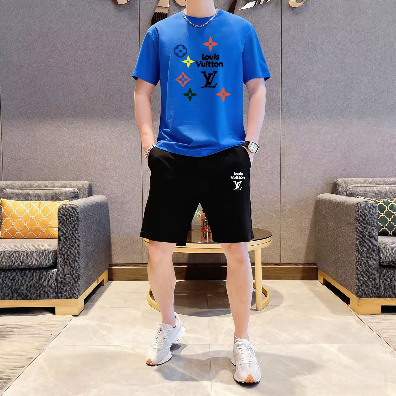 Unknown 品牌：LV 2026新款男士短袖短裤套装 销售 市面高端版本 手感细腻柔软 让你穿着更加舒适 立体裁剪版型超赞 尺码:M-5XL下单请报身高体重