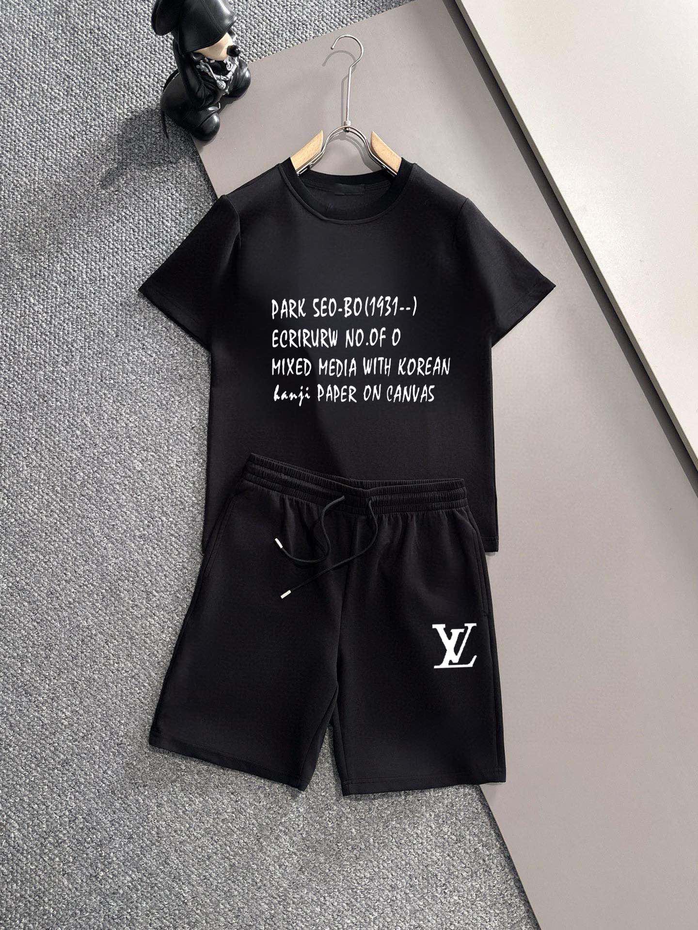 Unknown 品牌：LV 2026新款男士短袖短裤套装 销售 市面高端版本 手感细腻柔软 让你穿着更加舒适 立体裁剪版型超赞 尺码:M-5XL下单请报身高体重