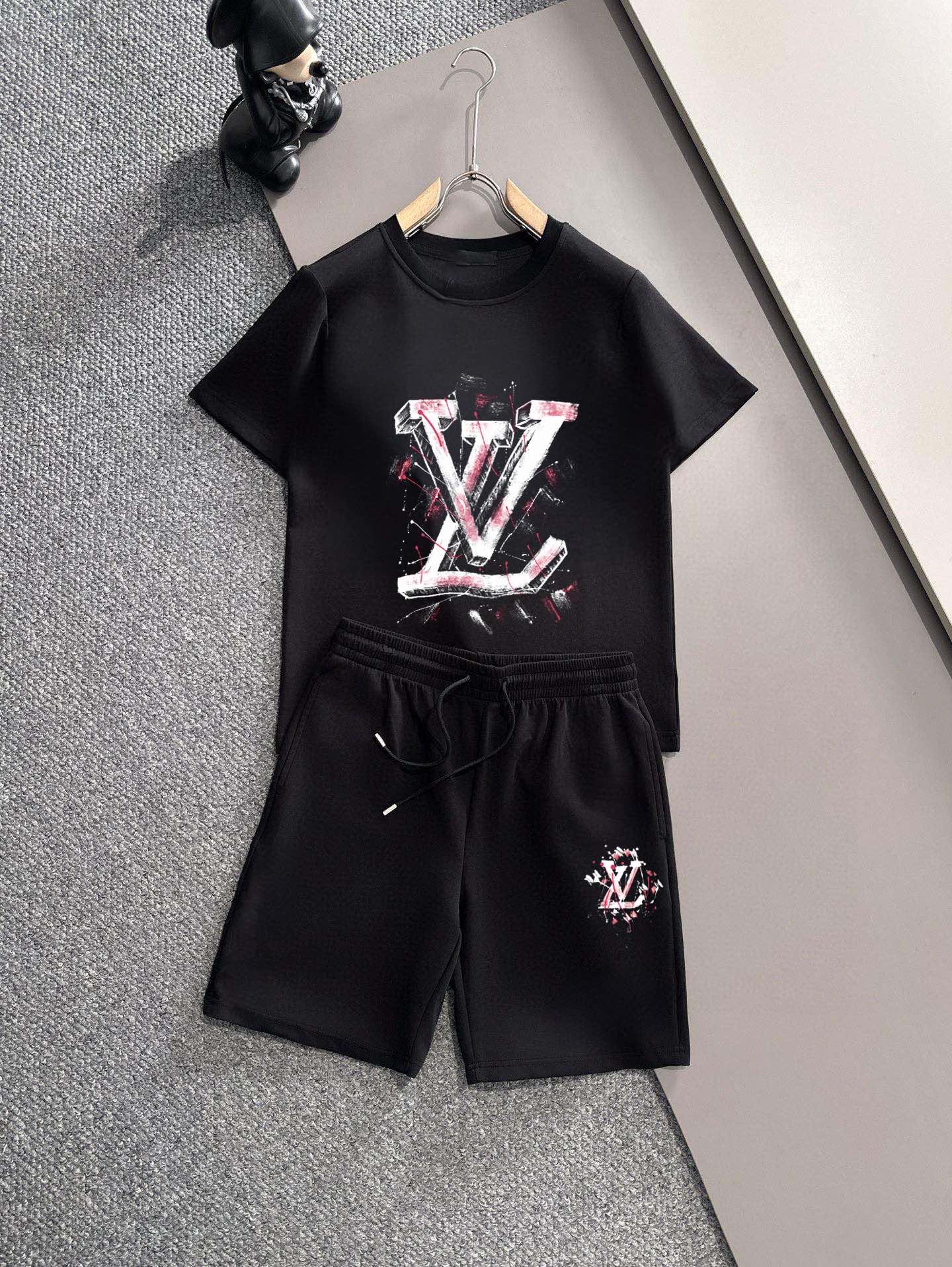 Unknown 品牌：LV 2026新款男士短袖短裤套装 销售 市面高端版本 手感细腻柔软 让你穿着更加舒适 立体裁剪版型超赞 尺码:M-5XL下单请报身高体重