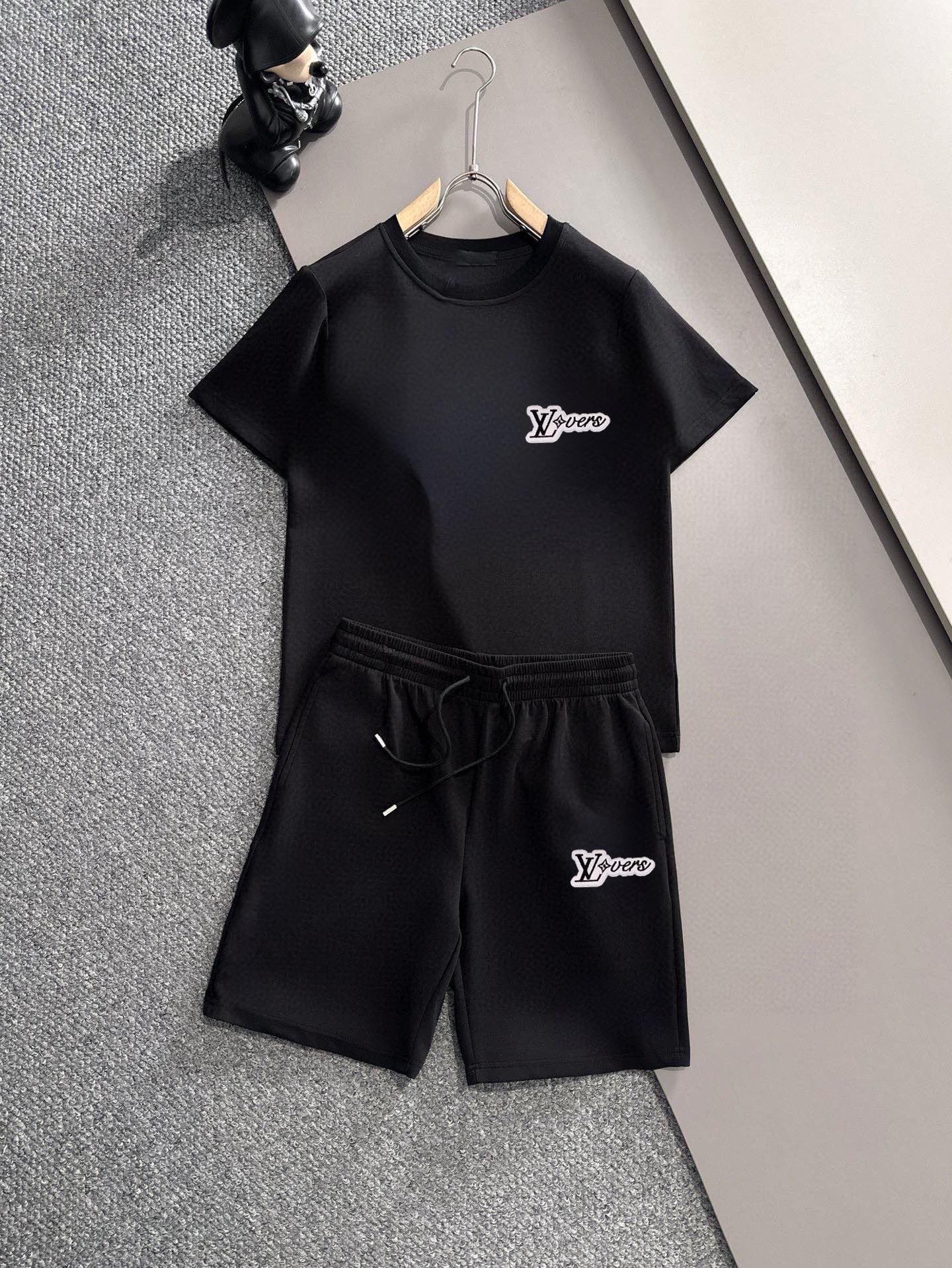 Unknown 品牌：LV 2026新款男士短袖短裤套装 销售 市面高端版本 手感细腻柔软 让你穿着更加舒适 立体裁剪版型超赞 尺码:M-5XL下单请报身高体重