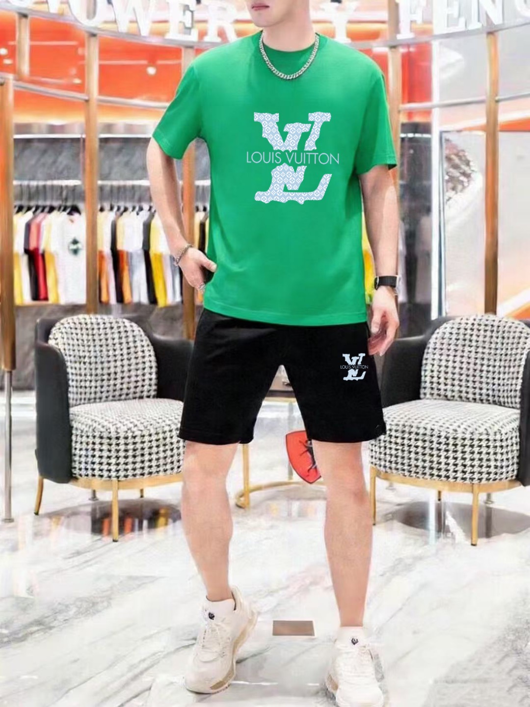 Unknown 品牌：LV 2026新款男士短袖短裤套装 销售 市面高端版本 手感细腻柔软 让你穿着更加舒适 立体裁剪版型超赞 尺码:M-5XL下单请报身高体重
