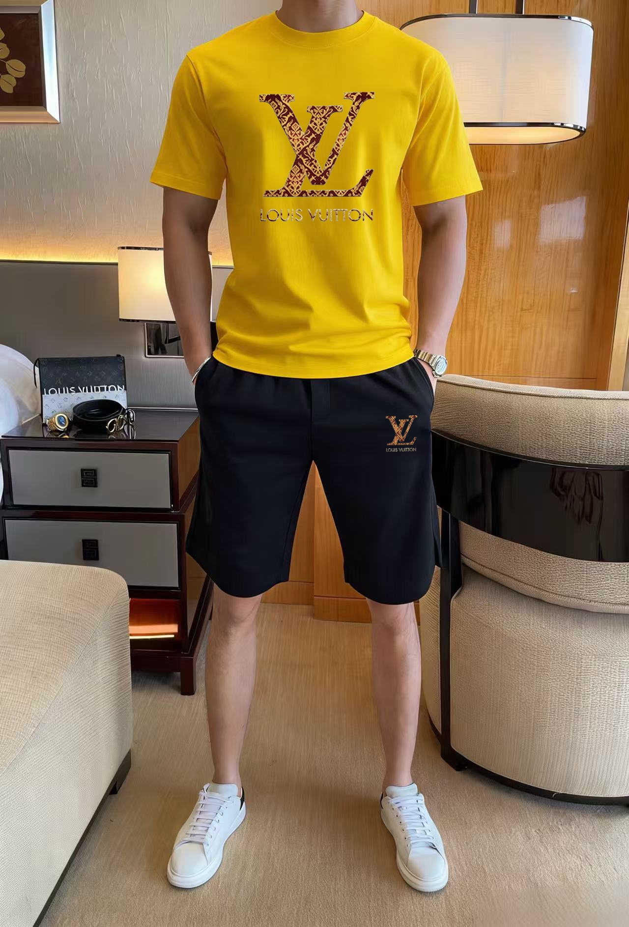Unknown 品牌：LV 2026新款男士短袖短裤套装 销售 市面高端版本 手感细腻柔软 让你穿着更加舒适 立体裁剪版型超赞 尺码:M-5XL下单请报身高体重