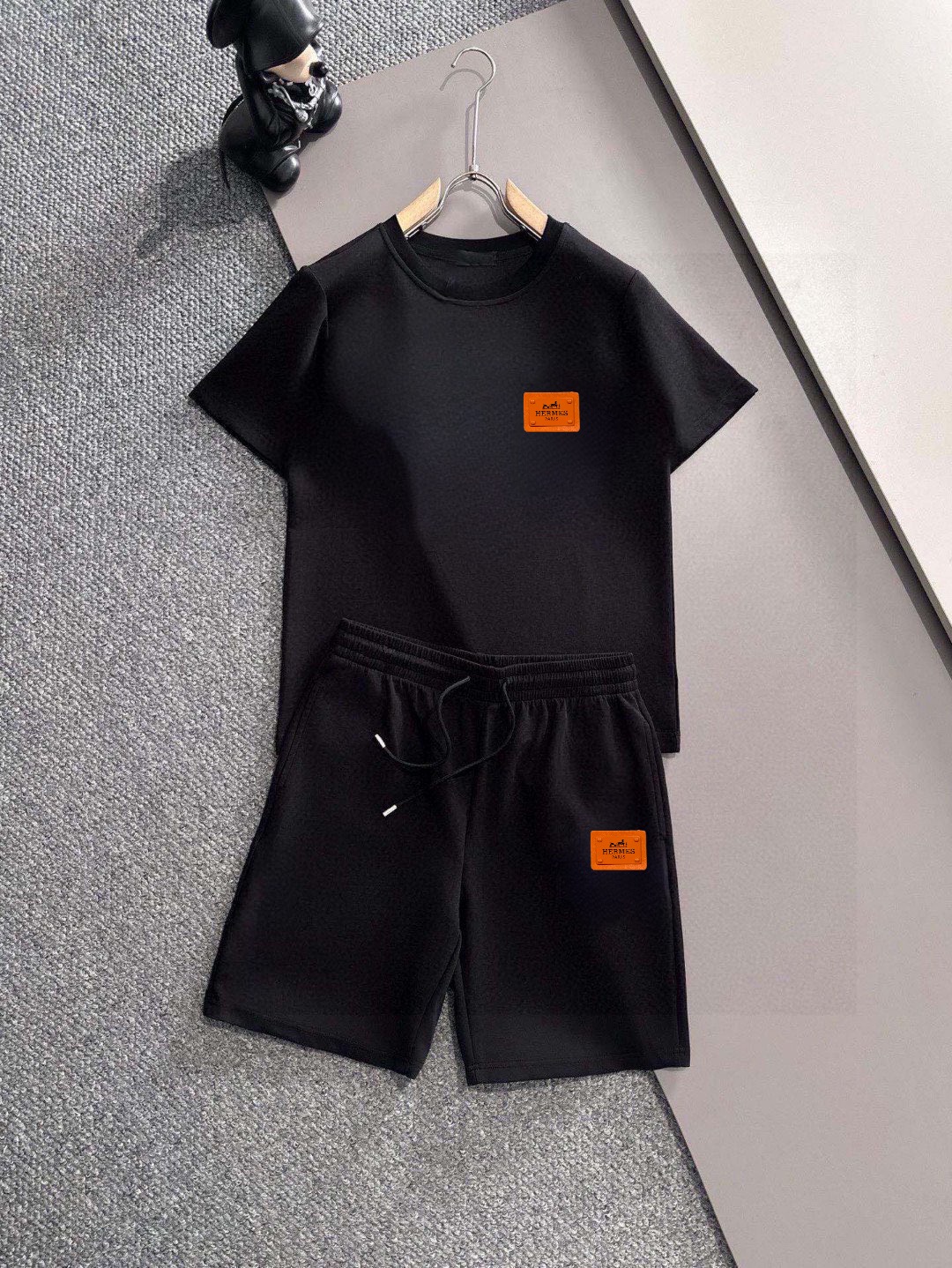 Hermès 品牌: 爱马仕 2026新款男士短袖短裤套装 销售 市面高端版本 手感细腻柔软 让你穿着更加舒适 立体裁剪版型超赞 尺码:M-5XL下单请报身高体重