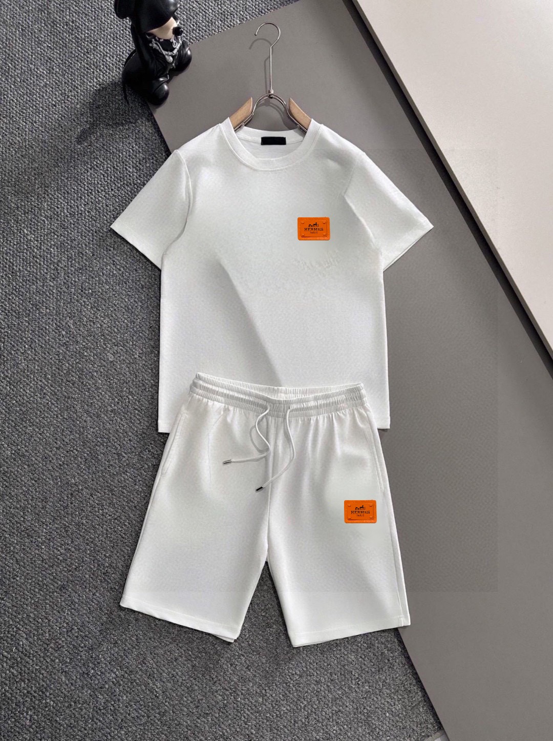 Hermès 品牌: 爱马仕 2026新款男士短袖短裤套装 销售 市面高端版本 手感细腻柔软 让你穿着更加舒适 立体裁剪版型超赞 尺码:M-5XL下单请报身高体重
