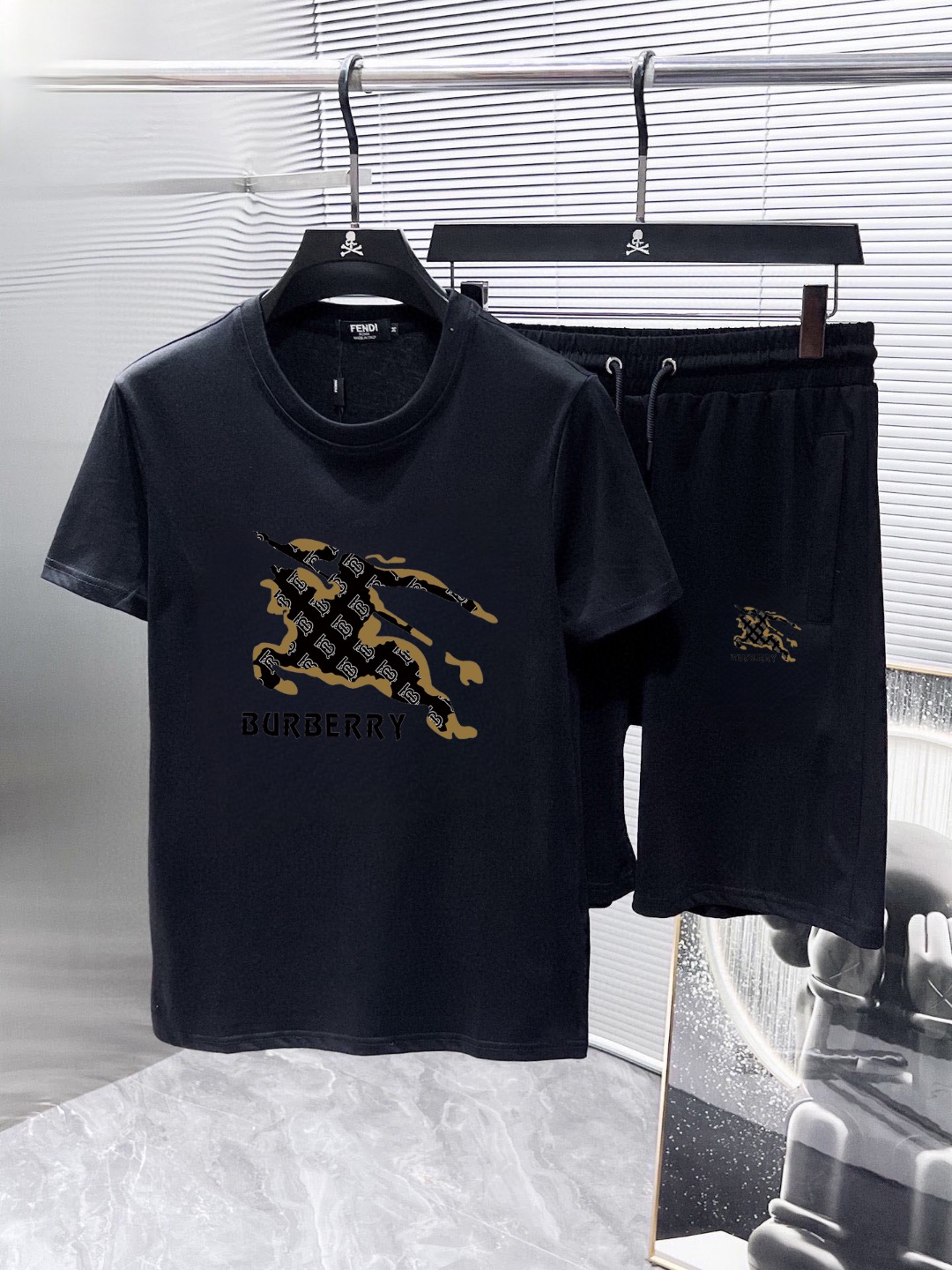 Burberry 品牌: 巴宝莉 2026新款男士短袖短裤套装 销售 市面高端版本 手感细腻柔软 让你穿着更加舒适 立体裁剪版型超赞 尺码:M-5XL下单请报身高体重