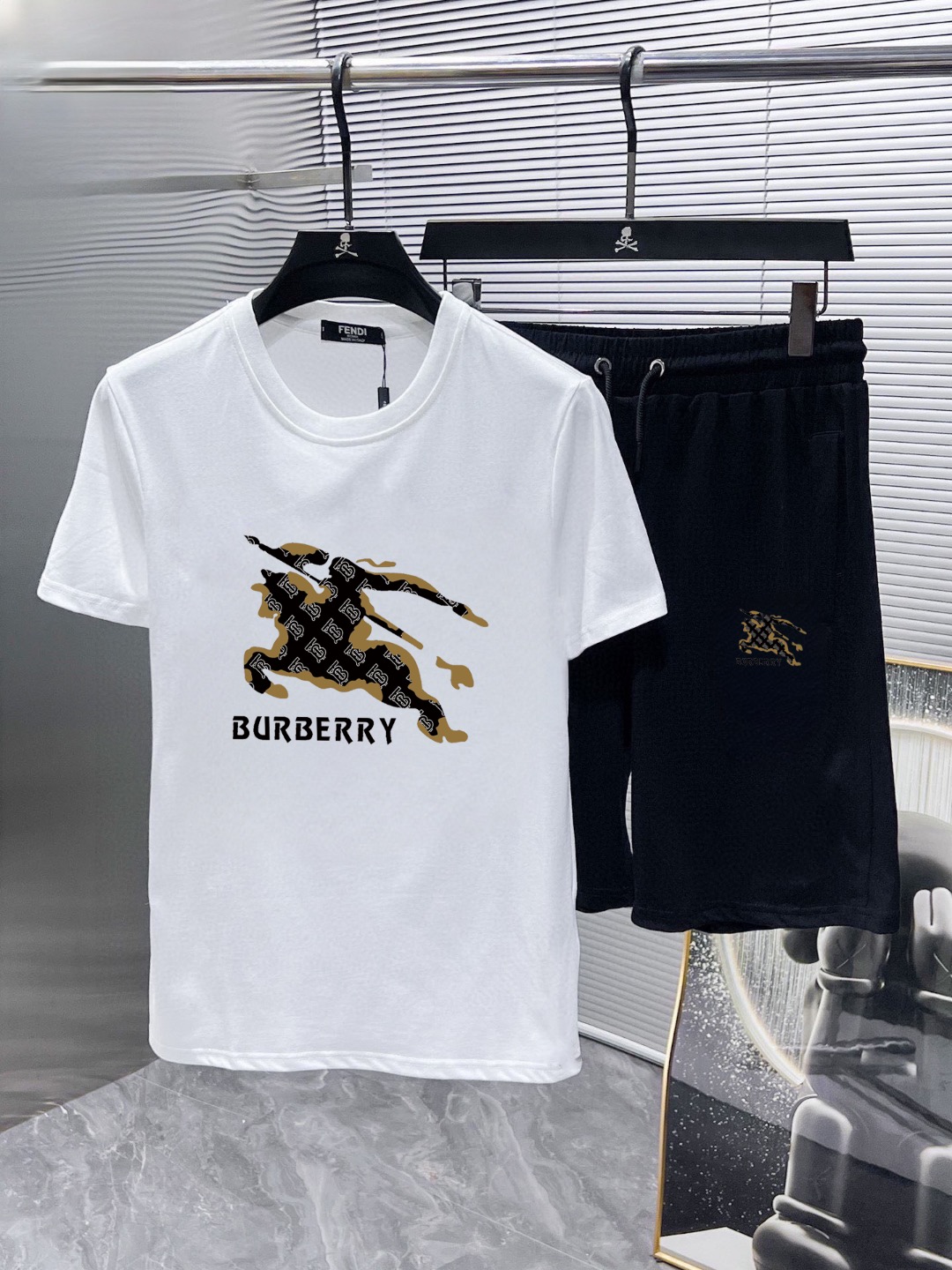 Burberry 品牌: 巴宝莉 2026新款男士短袖短裤套装 销售 市面高端版本 手感细腻柔软 让你穿着更加舒适 立体裁剪版型超赞 尺码:M-5XL下单请报身高体重
