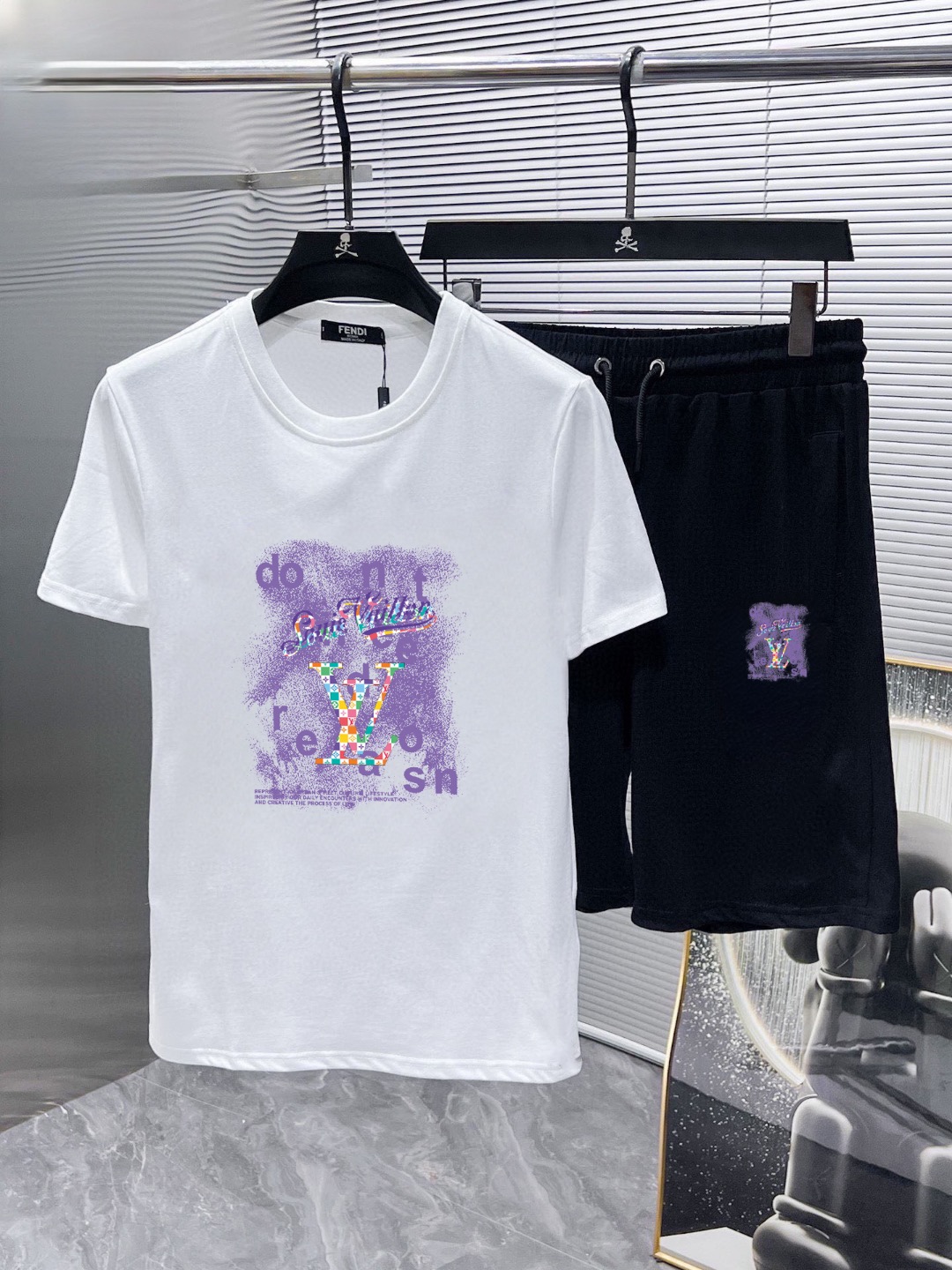 Louis Vuitton 品牌: LV 2026新款男士短袖短裤套装 销售 市面高端版本 手感细腻柔软 让你穿着更加舒适 立体裁剪版型超赞 尺码:M-5XL下单请报身高体重