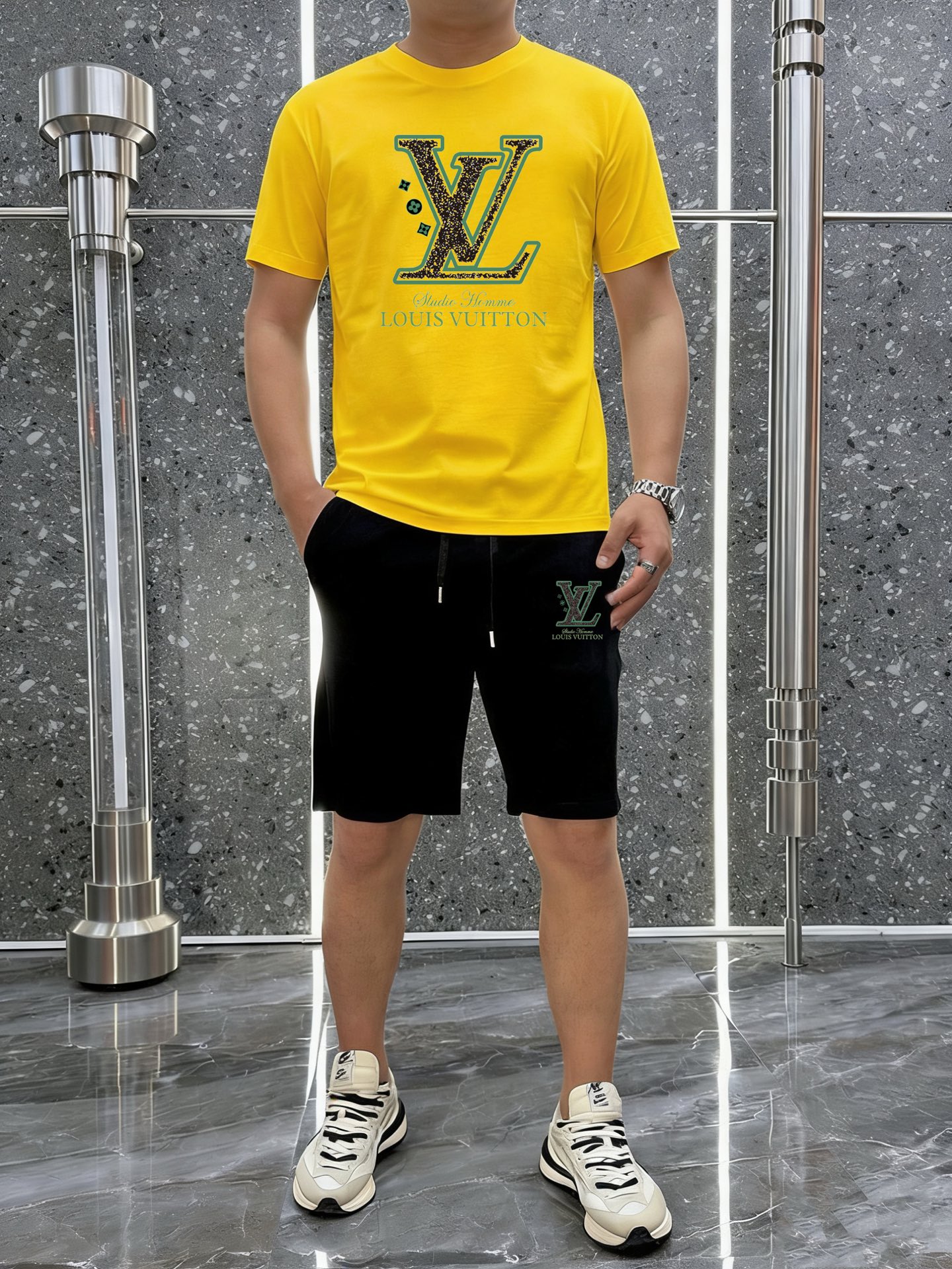 Louis Vuitton 品牌: LV 2026新款男士短袖短裤套装 销售 市面高端版本 手感细腻柔软 让你穿着更加舒适 立体裁剪版型超赞 尺码:M-5XL下单请报身高体重