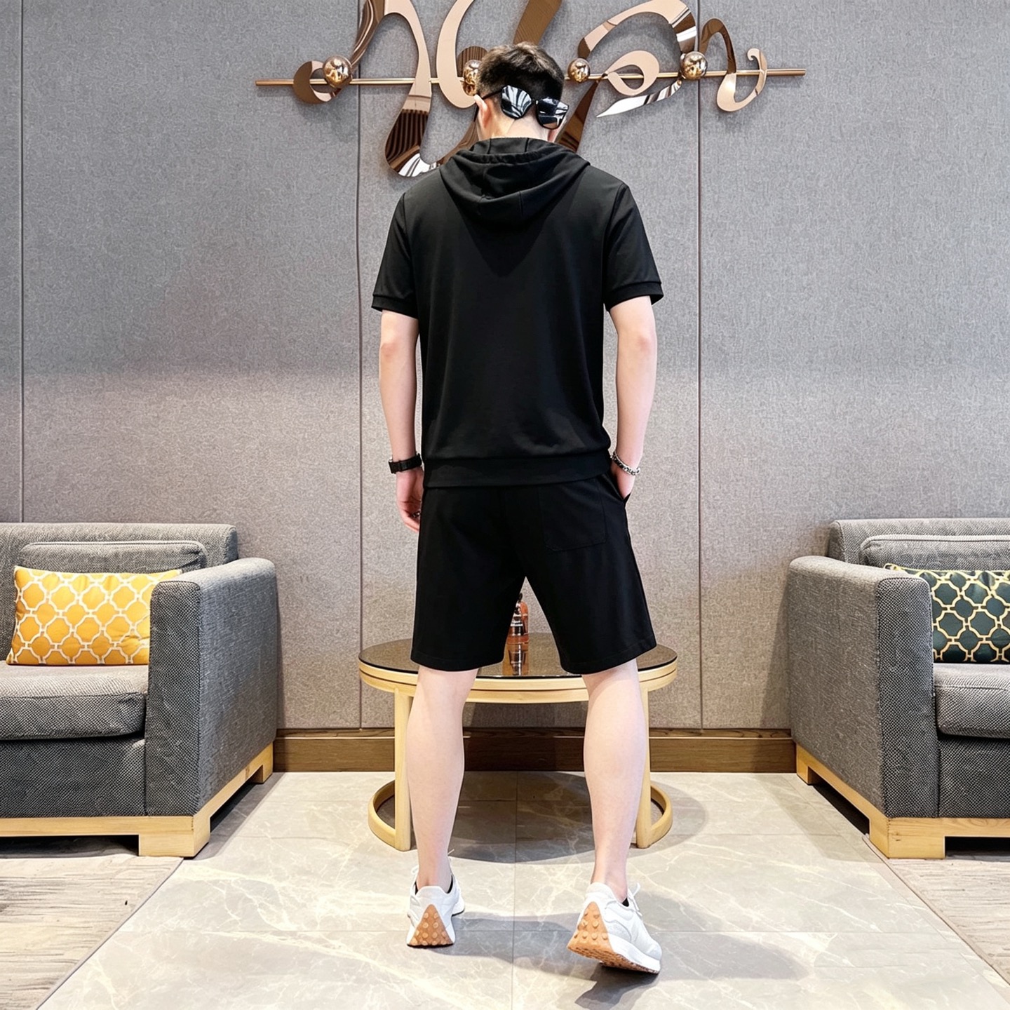 Louis Vuitton 品牌: LV 2026新款男士带帽短袖短裤套装 销售 市面高端版本 手感细腻柔软 让你穿着更加舒适 立体裁剪版型超赞 尺码:M-3XL下单请报身高体重