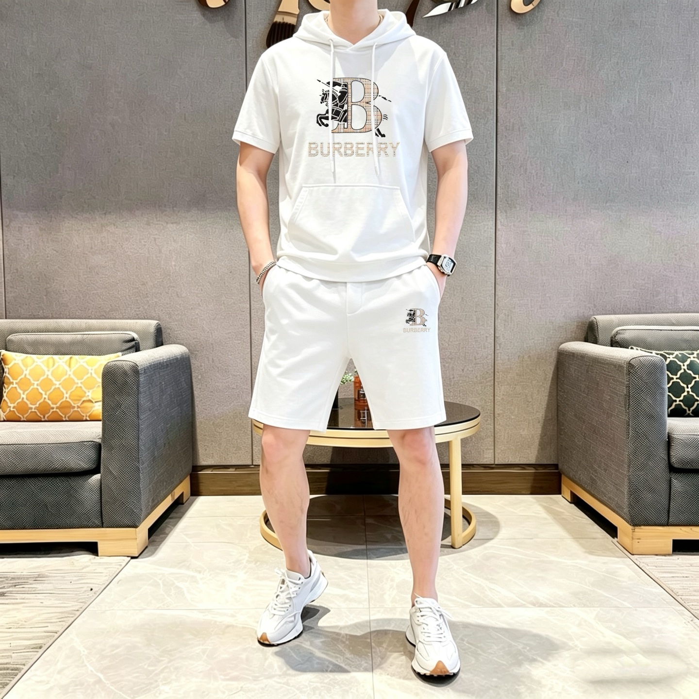 Burberry 品牌: 巴宝莉 2026新款男士带帽短袖短裤套装 销售 市面高端版本 手感细腻柔软 让你穿着更加舒适 立体裁剪版型超赞 尺码:M-3XL下单请报身高体重