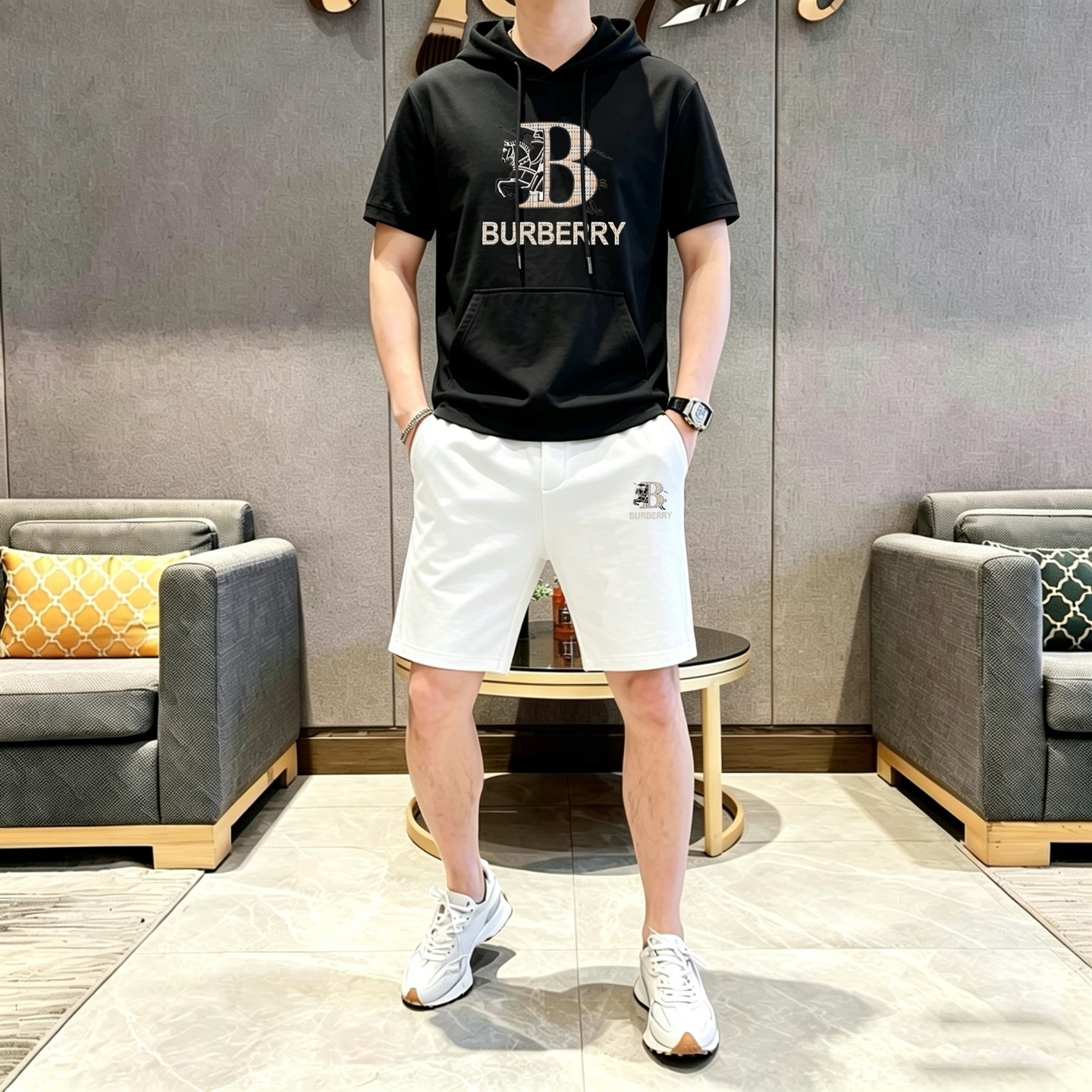 Burberry 品牌: 巴宝莉 2026新款男士带帽短袖短裤套装 销售 市面高端版本 手感细腻柔软 让你穿着更加舒适 立体裁剪版型超赞 尺码:M-3XL下单请报身高体重