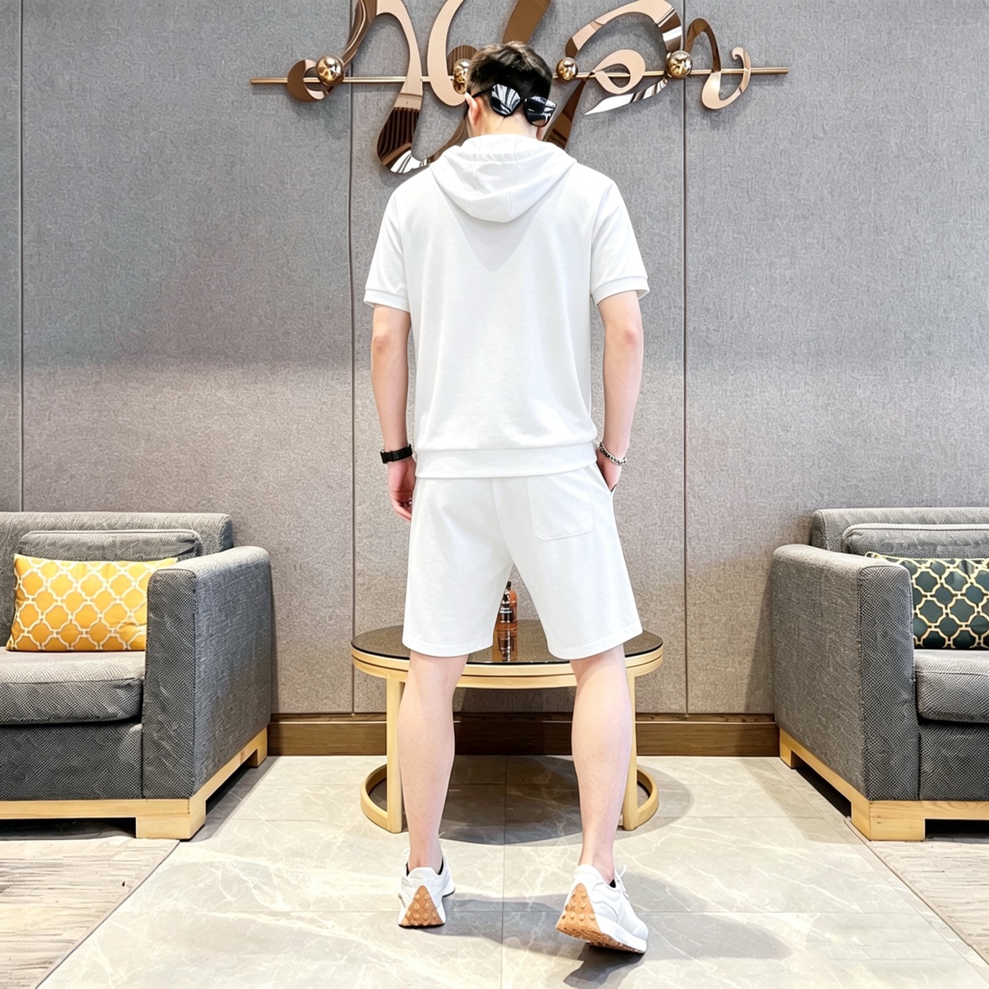 Louis Vuitton 品牌: LV 2026新款男士带帽短袖短裤套装 销售 市面高端版本 手感细腻柔软 让你穿着更加舒适 立体裁剪版型超赞 尺码:M-3XL下单请报身高体重
