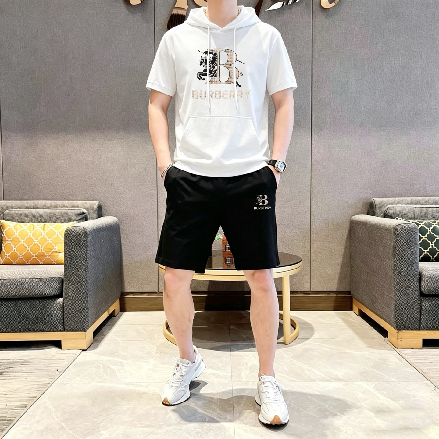 Burberry 品牌: 巴宝莉 2026新款男士带帽短袖短裤套装 销售 市面高端版本 手感细腻柔软 让你穿着更加舒适 立体裁剪版型超赞 尺码:M-3XL下单请报身高体重