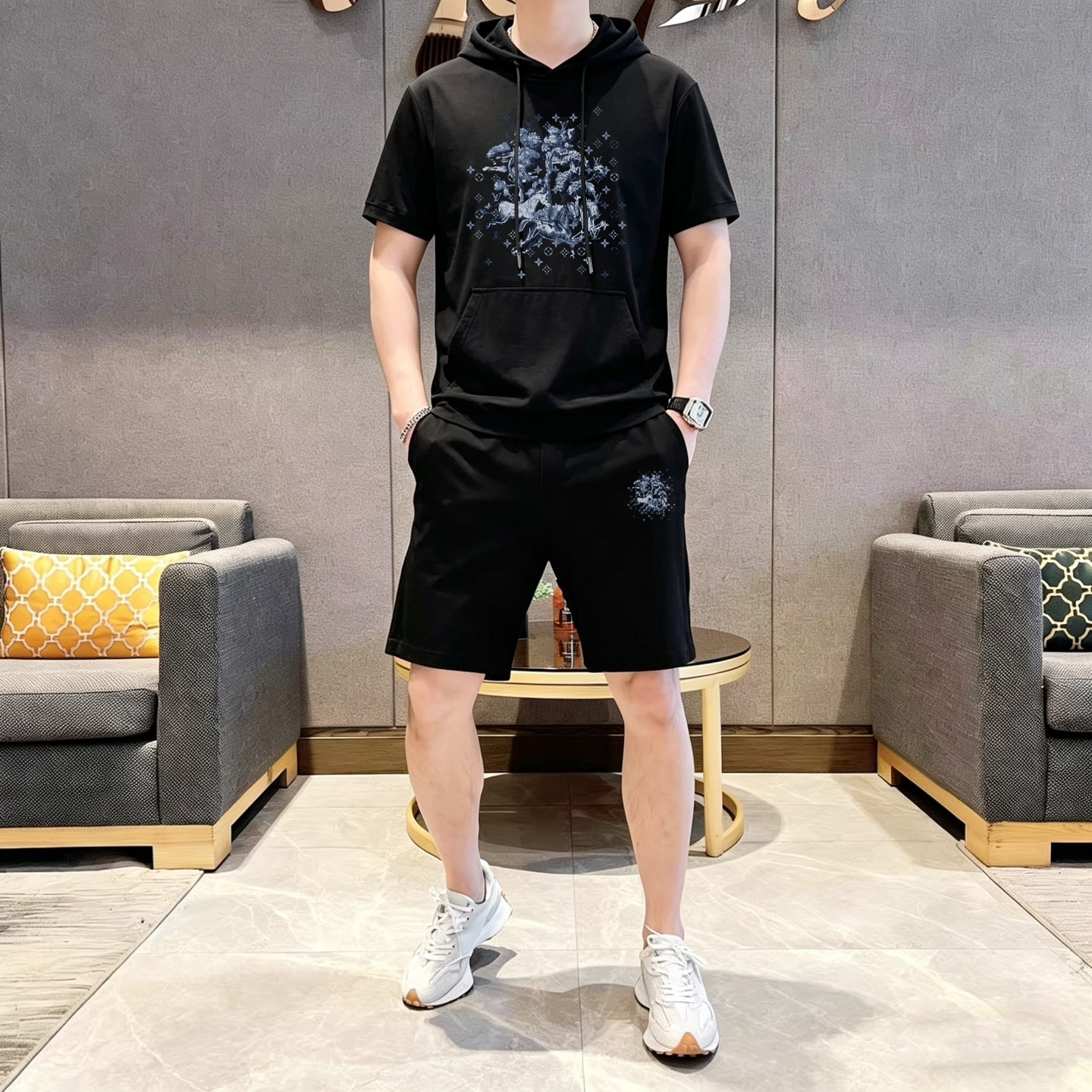 Louis Vuitton 品牌: LV 2026新款男士带帽短袖短裤套装 销售 市面高端版本 手感细腻柔软 让你穿着更加舒适 立体裁剪版型超赞 尺码:M-3XL下单请报身高体重