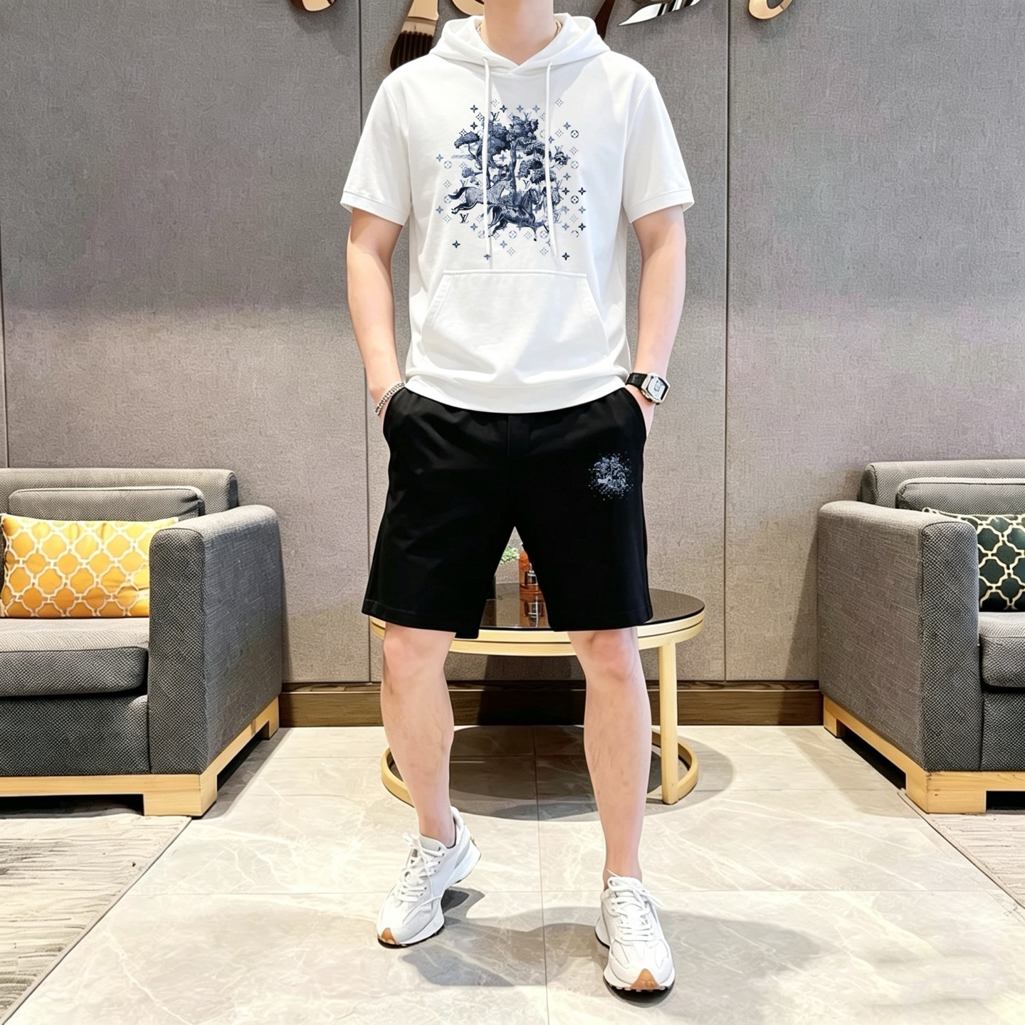 Louis Vuitton 品牌: LV 2026新款男士带帽短袖短裤套装 销售 市面高端版本 手感细腻柔软 让你穿着更加舒适 立体裁剪版型超赞 尺码:M-3XL下单请报身高体重