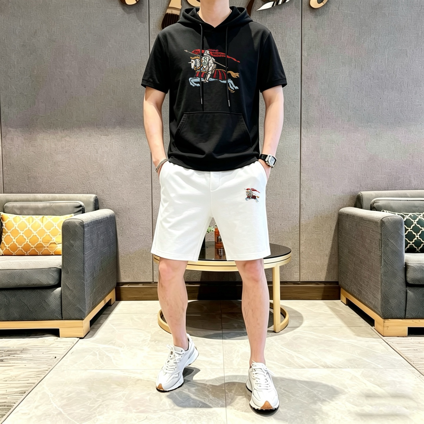 Burberry 品牌: 巴宝莉 2026新款男士带帽短袖短裤套装 销售 市面高端版本 手感细腻柔软 让你穿着更加舒适 立体裁剪版型超赞 尺码:M-3XL下单请报身高体重