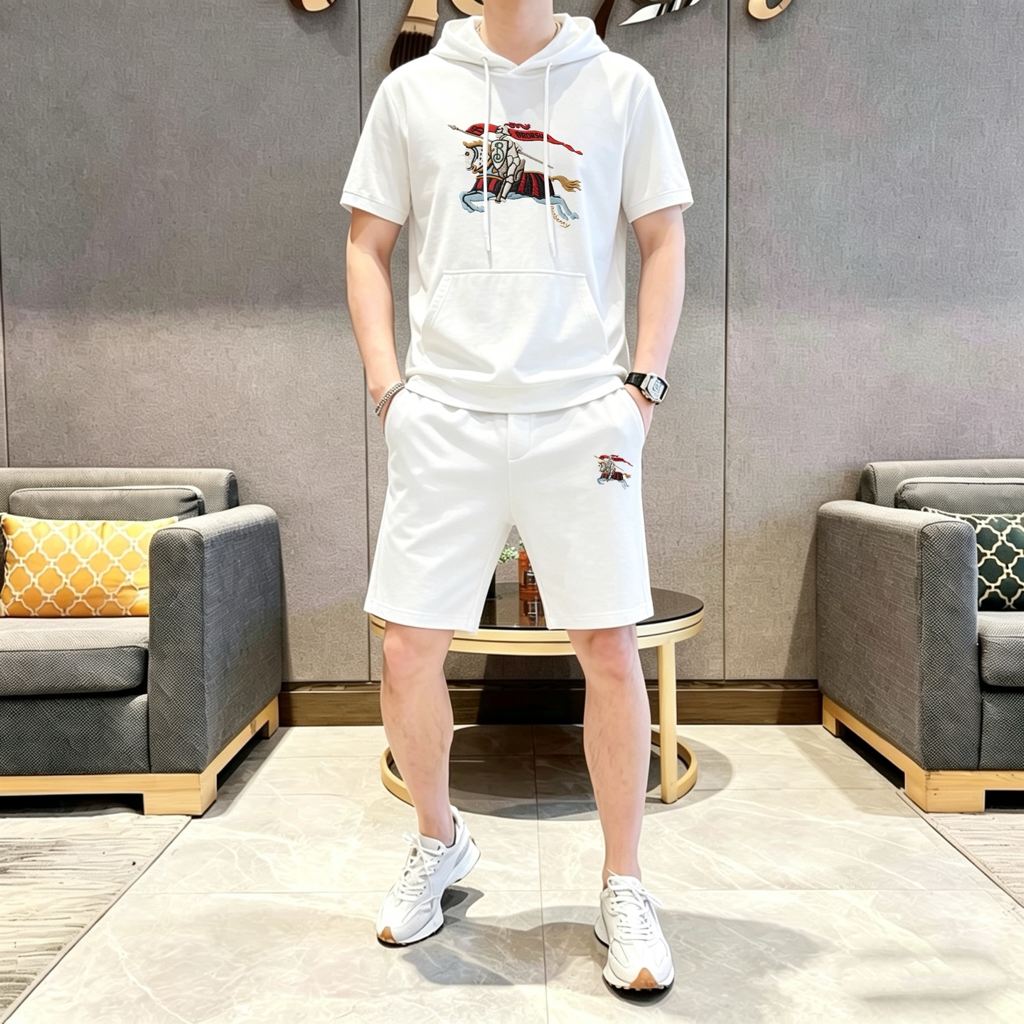 Burberry 品牌: 巴宝莉 2026新款男士带帽短袖短裤套装 销售 市面高端版本 手感细腻柔软 让你穿着更加舒适 立体裁剪版型超赞 尺码:M-3XL下单请报身高体重