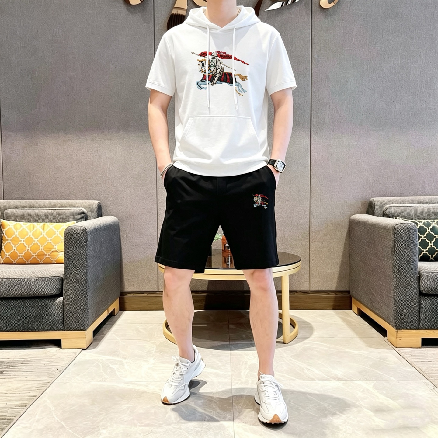 Burberry 品牌: 巴宝莉 2026新款男士带帽短袖短裤套装 销售 市面高端版本 手感细腻柔软 让你穿着更加舒适 立体裁剪版型超赞 尺码:M-3XL下单请报身高体重