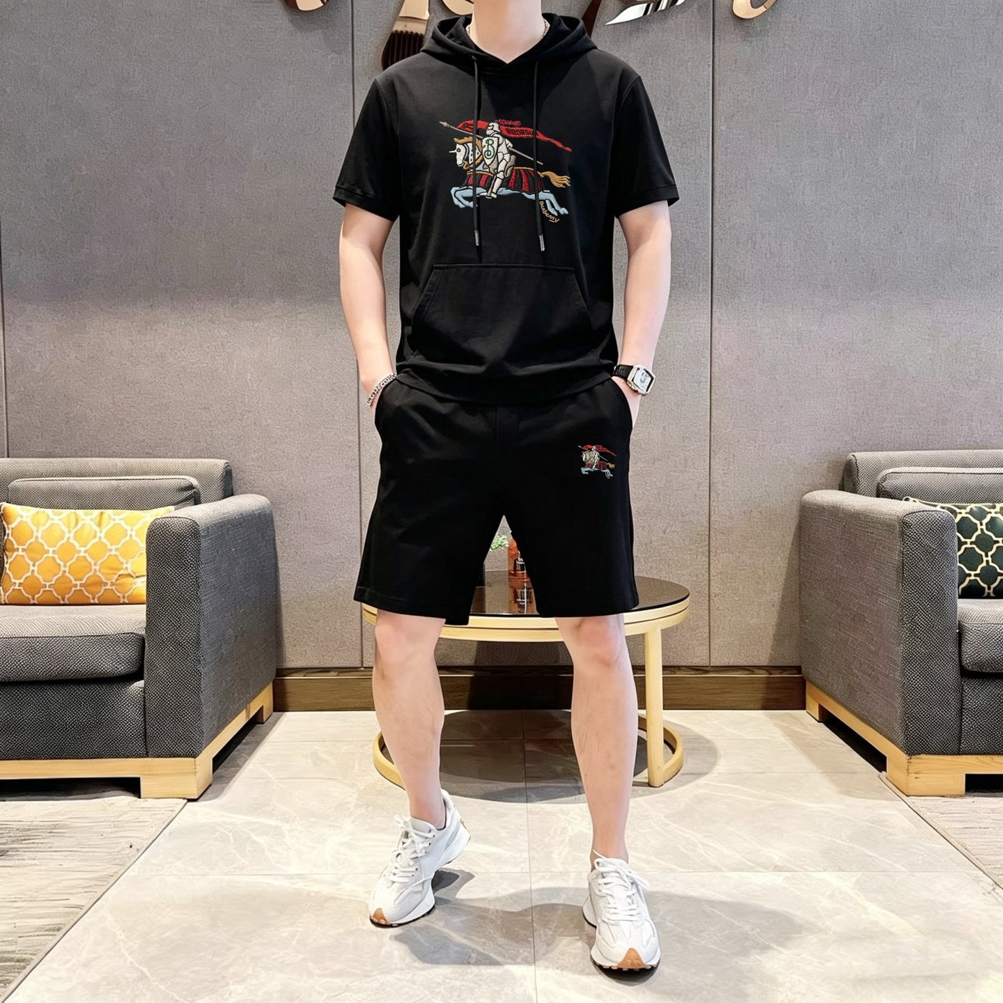 Burberry 品牌: 巴宝莉 2026新款男士带帽短袖短裤套装 销售 市面高端版本 手感细腻柔软 让你穿着更加舒适 立体裁剪版型超赞 尺码:M-3XL下单请报身高体重