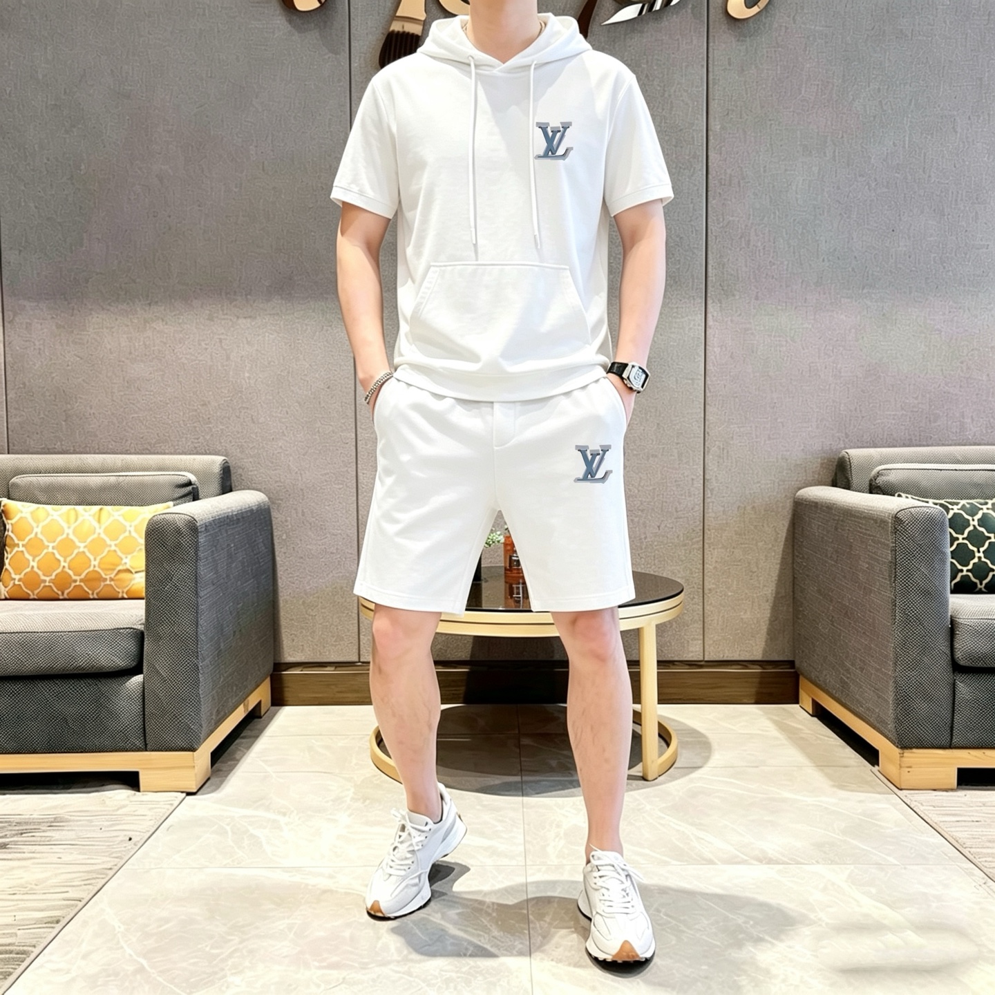 Louis Vuitton 品牌: LV 2026新款男士带帽短袖短裤套装 销售 市面高端版本 手感细腻柔软 让你穿着更加舒适 立体裁剪版型超赞 尺码:M-3XL下单请报身高体重