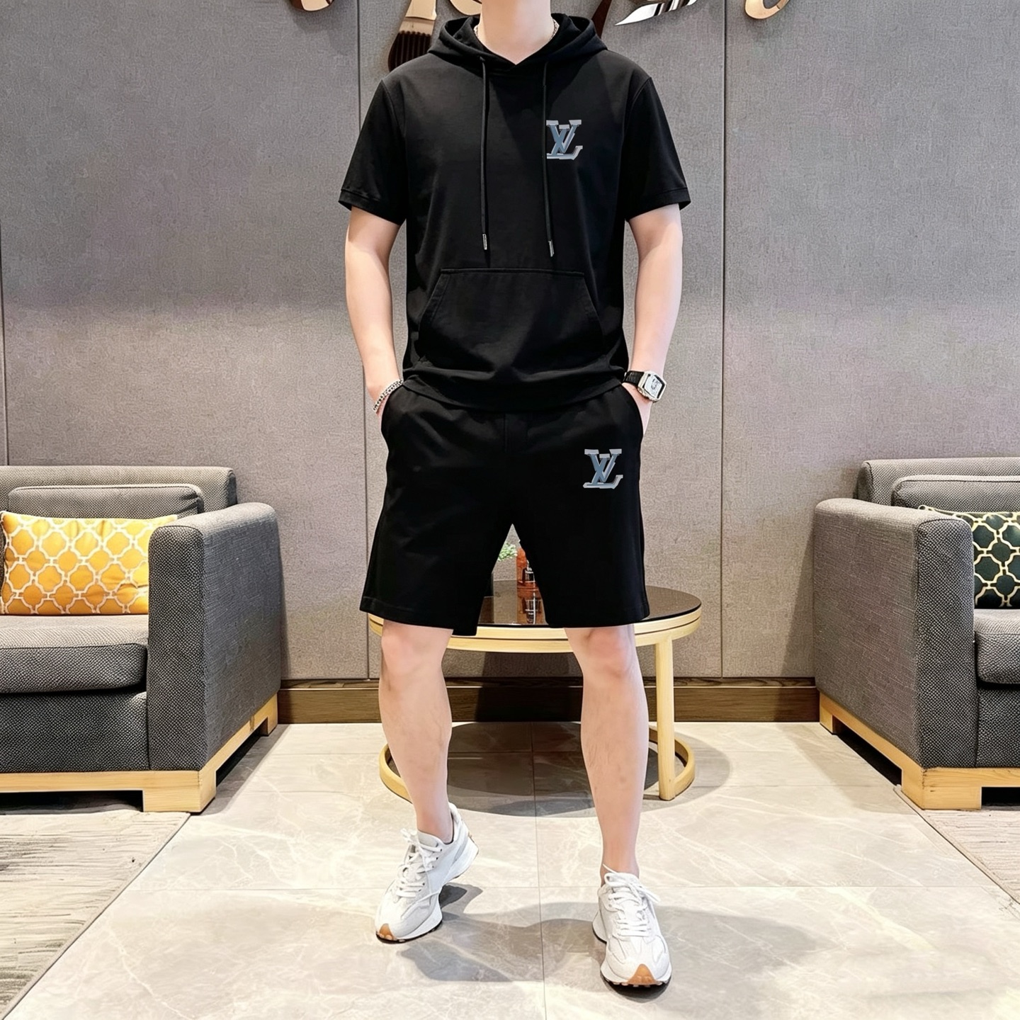 Louis Vuitton 品牌: LV 2026新款男士带帽短袖短裤套装 销售 市面高端版本 手感细腻柔软 让你穿着更加舒适 立体裁剪版型超赞 尺码:M-3XL下单请报身高体重
