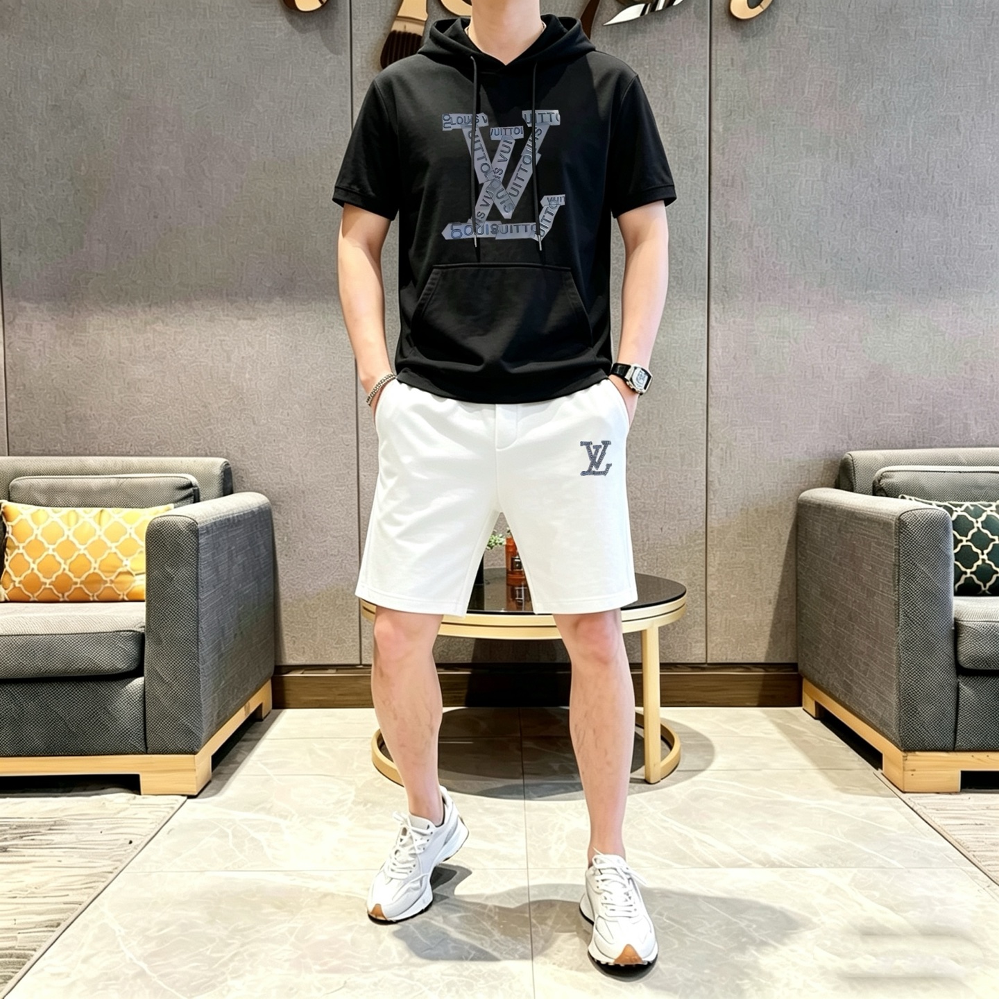 Louis Vuitton 品牌: LV 2026新款男士带帽短袖短裤套装 销售 市面高端版本 手感细腻柔软 让你穿着更加舒适 立体裁剪版型超赞 尺码:M-3XL下单请报身高体重