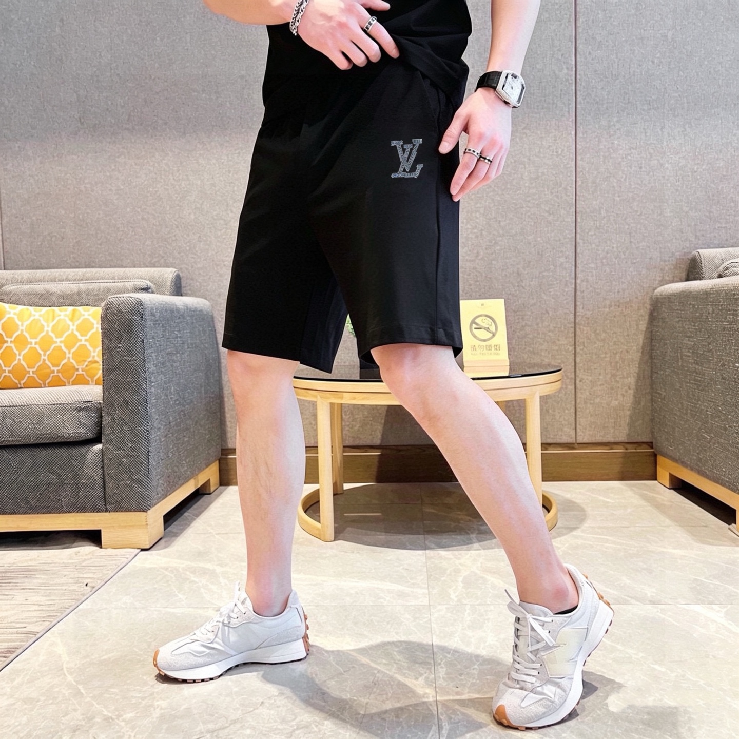 Louis Vuitton 品牌: LV 2026新款男士带帽短袖短裤套装 销售 市面高端版本 手感细腻柔软 让你穿着更加舒适 立体裁剪版型超赞 尺码:M-3XL下单请报身高体重
