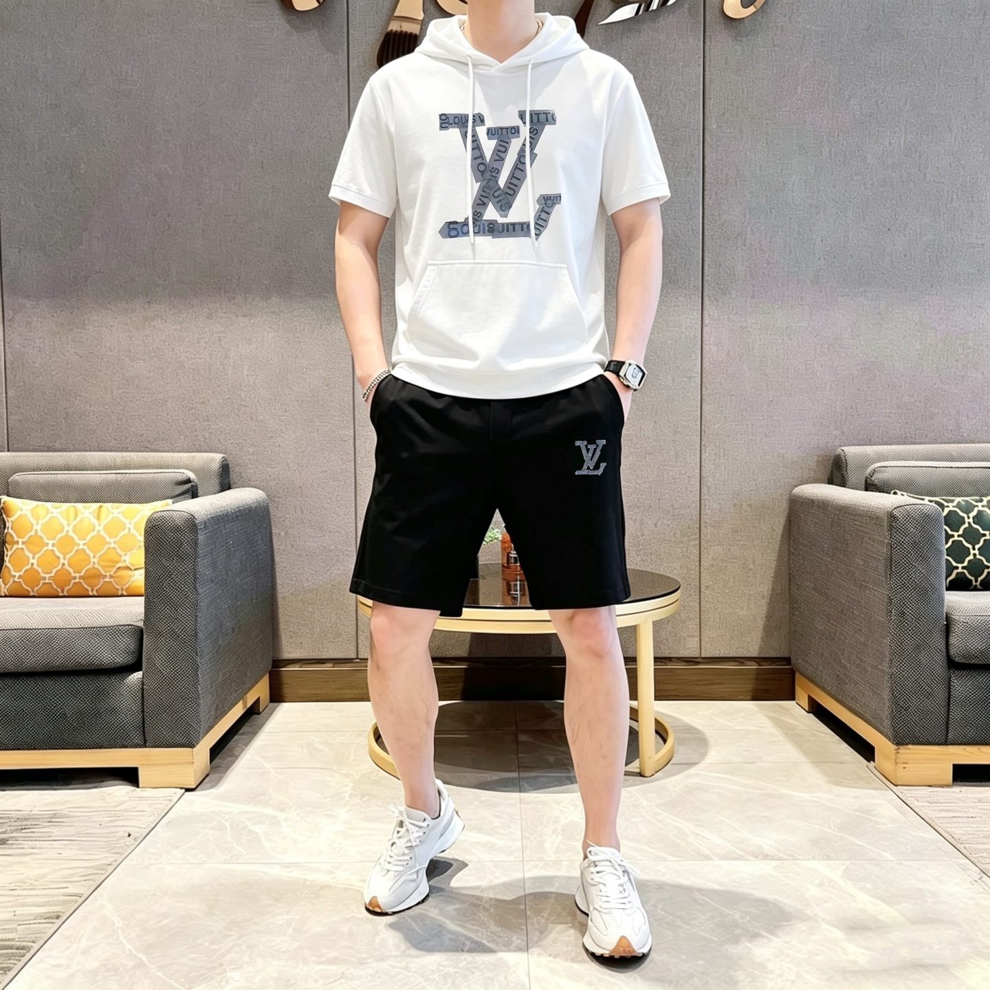 Louis Vuitton 品牌: LV 2026新款男士带帽短袖短裤套装 销售 市面高端版本 手感细腻柔软 让你穿着更加舒适 立体裁剪版型超赞 尺码:M-3XL下单请报身高体重
