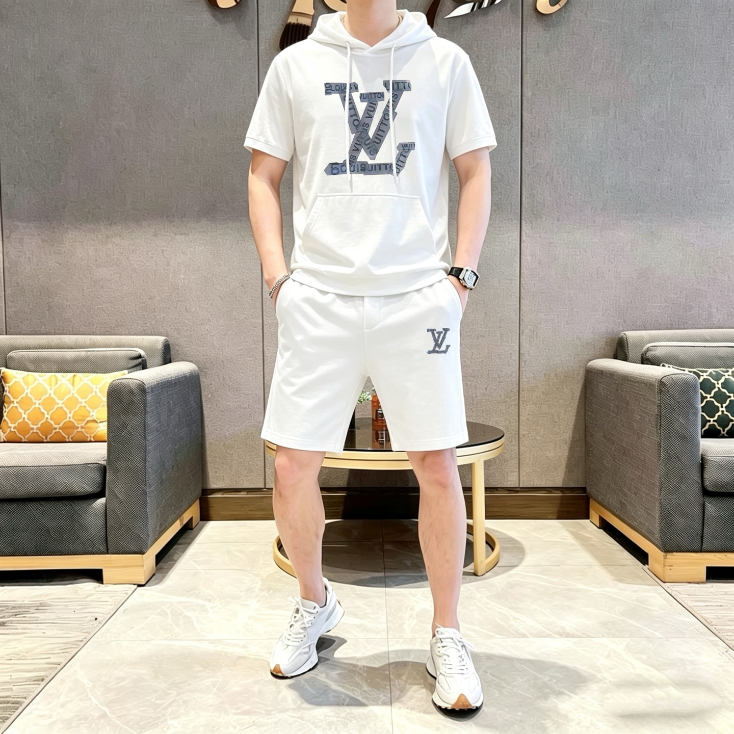 Louis Vuitton 品牌: LV 2026新款男士带帽短袖短裤套装 销售 市面高端版本 手感细腻柔软 让你穿着更加舒适 立体裁剪版型超赞 尺码:M-3XL下单请报身高体重