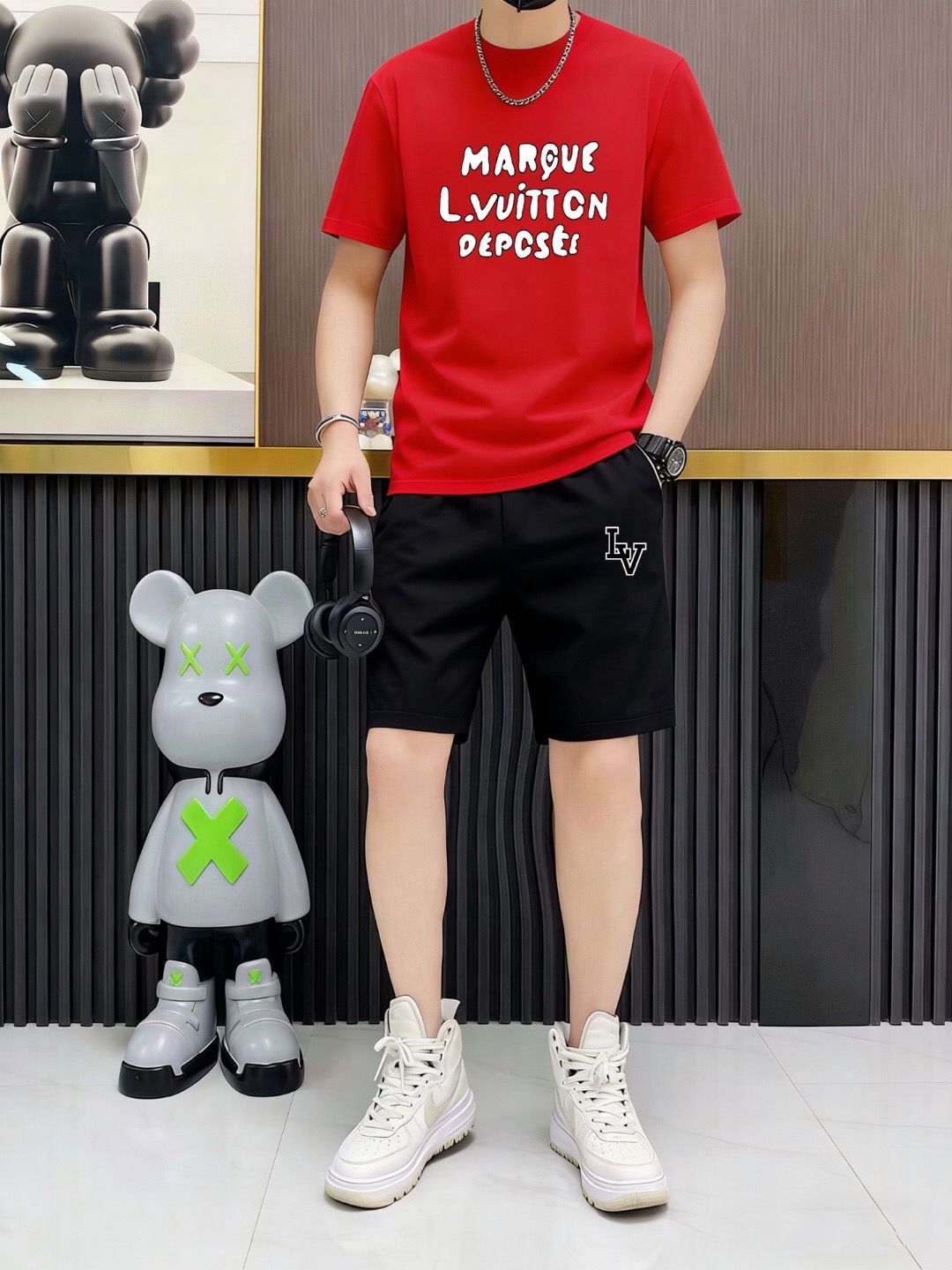 Louis Vuitton 品牌: LV 2026新款男士短袖短裤套装 销售 市面高端版本 手感细腻柔软 让你穿着更加舒适 立体裁剪版型超赞 尺码:M-5XL下单请报身高体重
